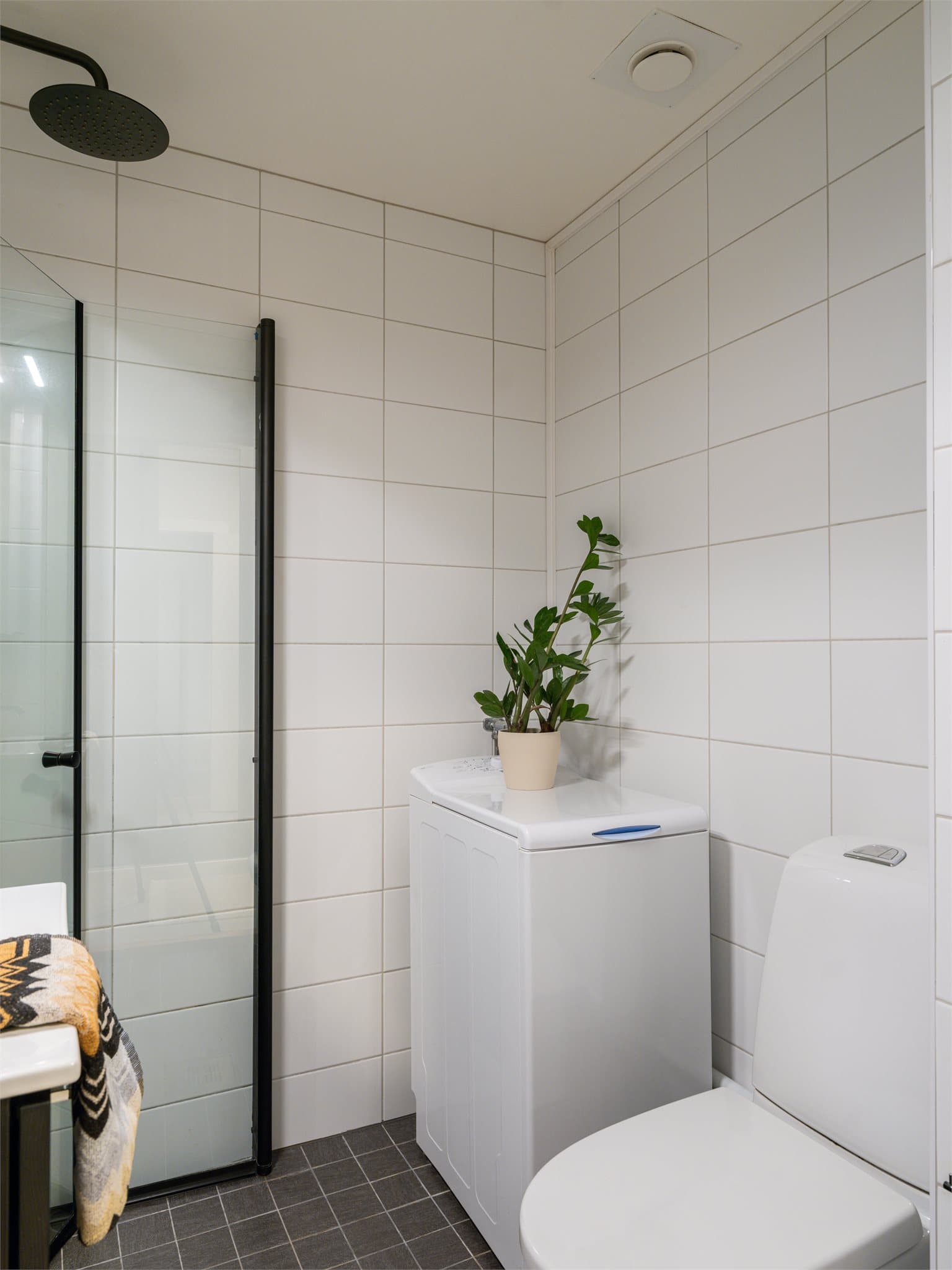 Badet har elektrisk gulvvarme og er innredet med servant nedfelt i baderomsinnredning, speilskap med belysning, klosett og dusjhjørne med svingbare glassdører. Det er opplegg for vaskemaskin.
