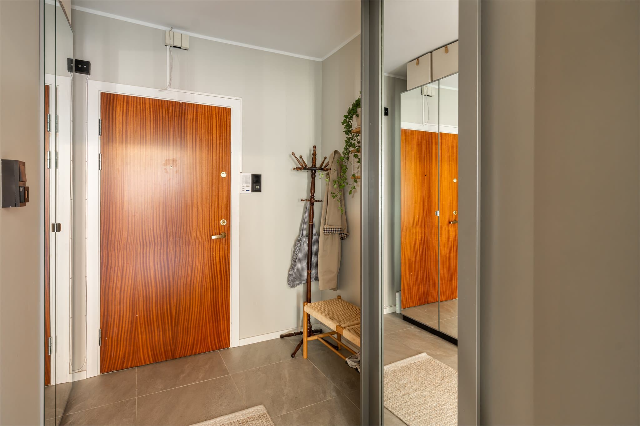 Entréen har flislagt gulv med elektrisk gulvvarme og skyvedørsgarderobe.