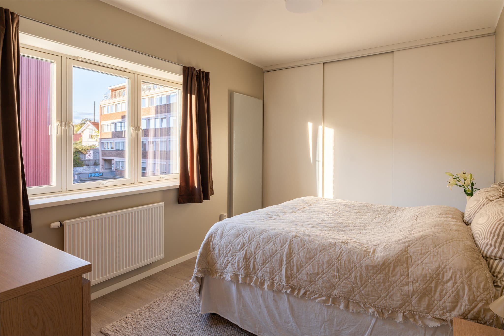 Leiligheten har to gode soverom, begge med naturlig lysinnslipp, laminatgulv og radiatoroppvarming.