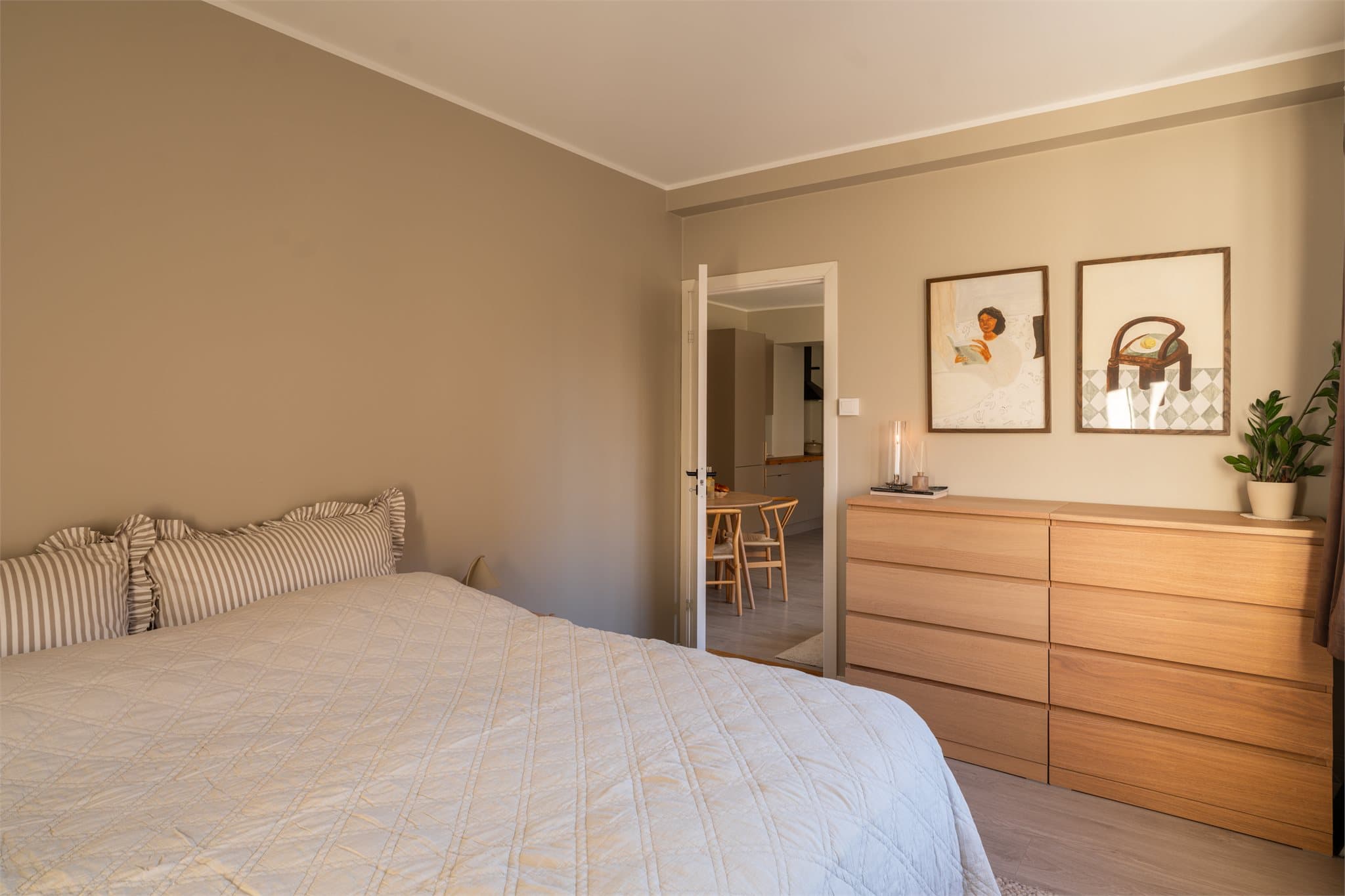 Hovedsoverommet er romslig og innbydende, med god plass til dobbeltseng og kommode. En stor skyvedørsgarderobe gir rikelig med oppbevaringsplass og bidrar til et ryddig og helhetlig uttrykk.