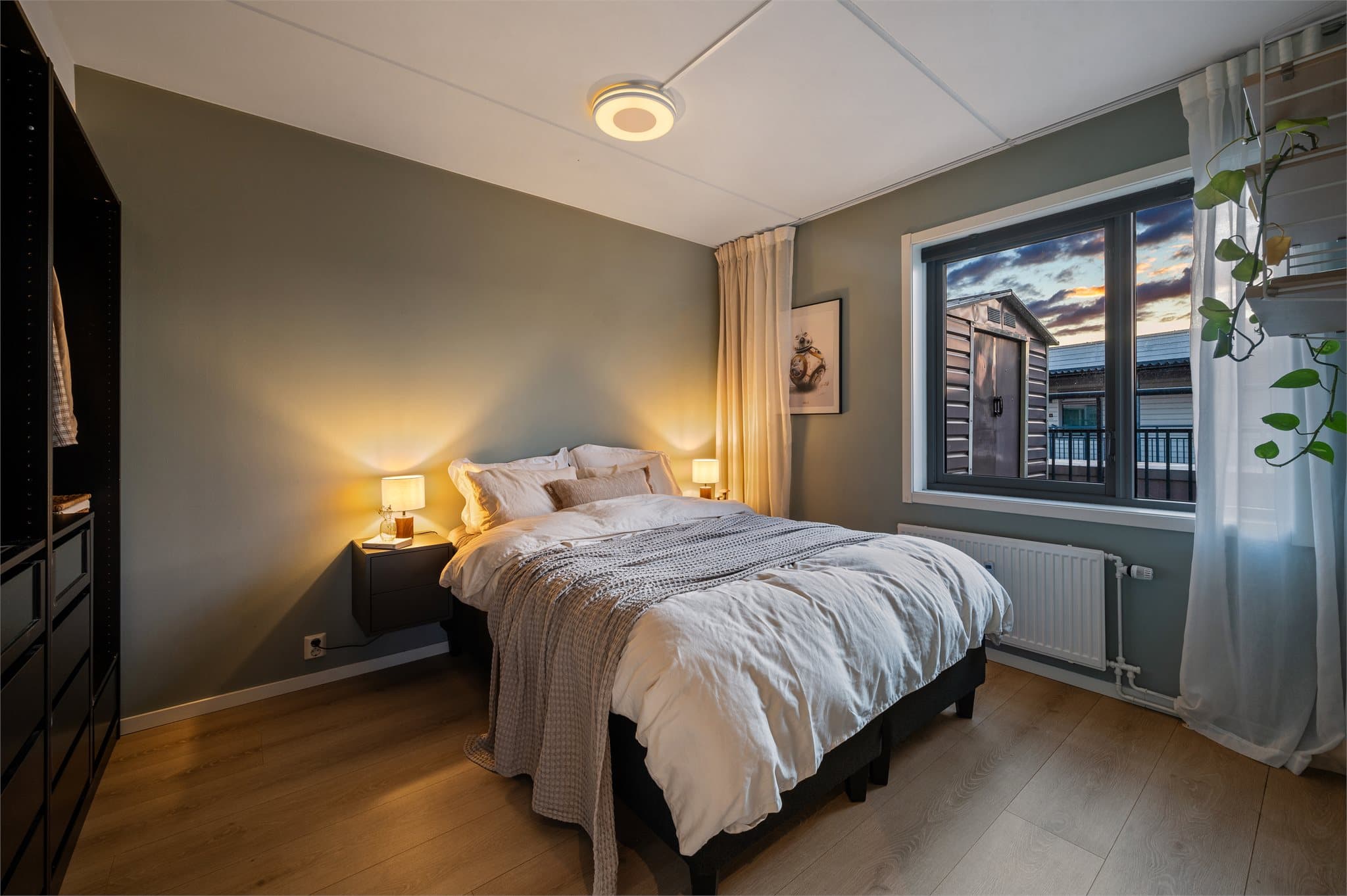 Stort og romslig hovedsoverom med god plass til dobbeltseng, nattbord og garderobeløsning.