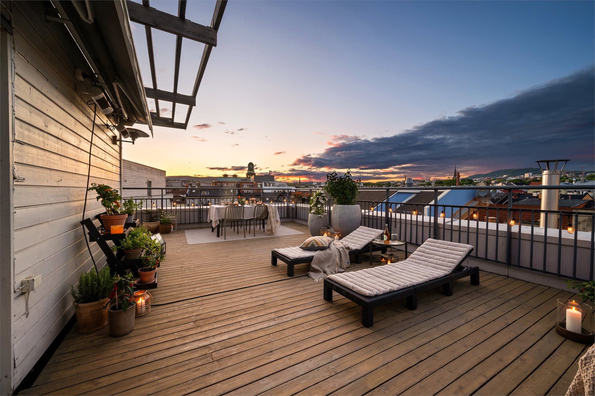 Terrassen er på hele 74 kvm og gir deg et romslig uteområde med mange muligheter.