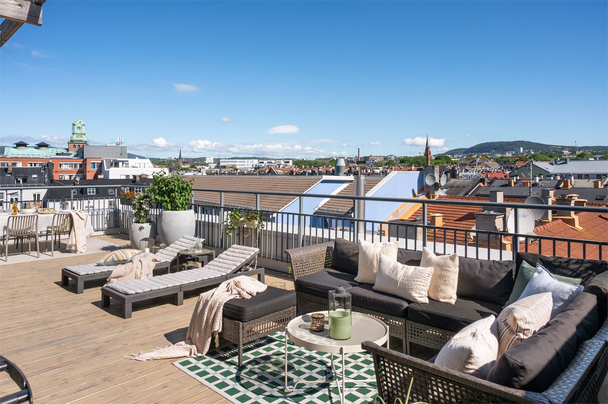 Dette uteområdet kan gi deg gode solforhold og plass til både avslapning og sosiale sammenkomster.