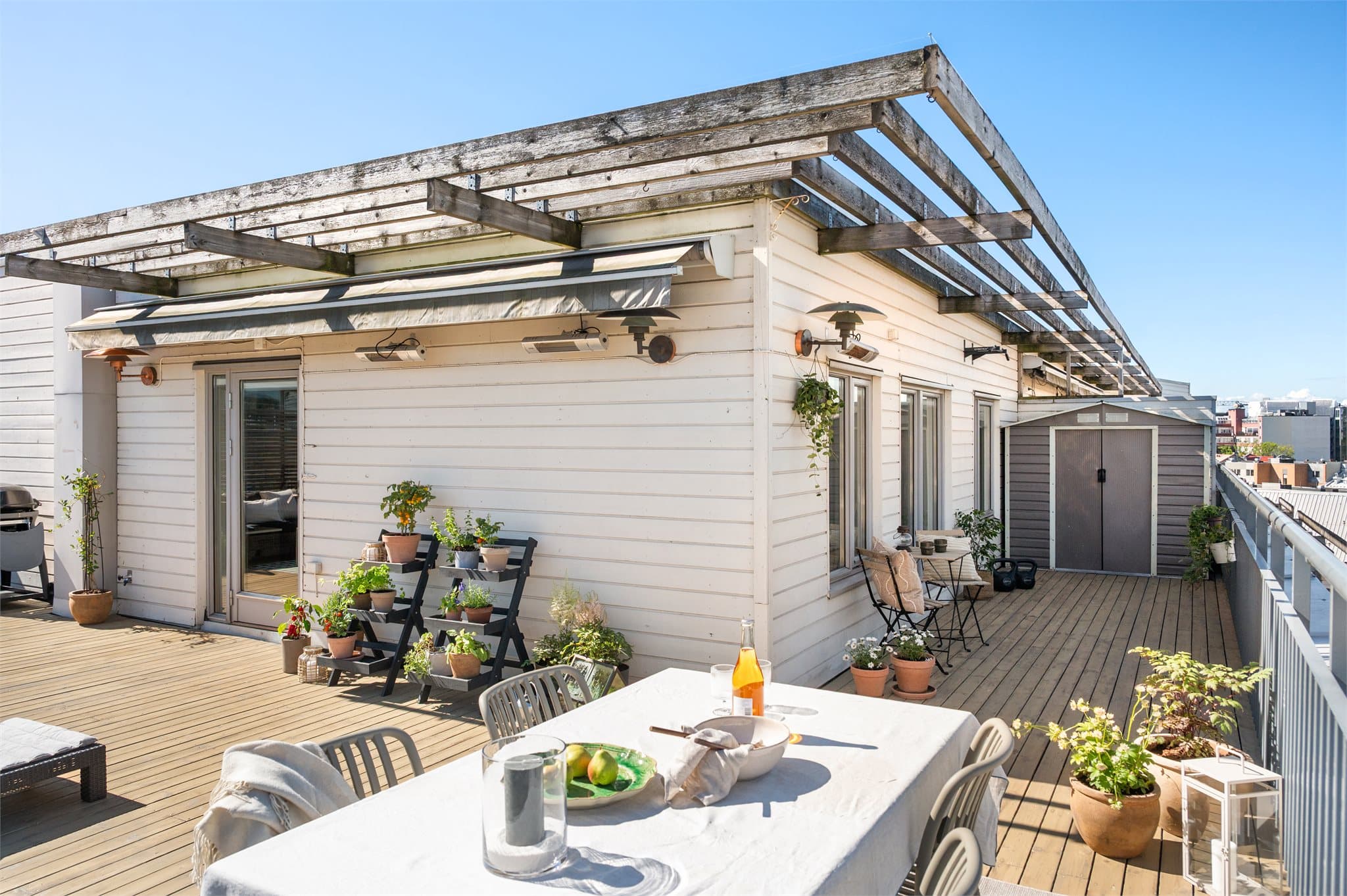 En del av terrassen har overbygg noe som gir en lun og ekstra skjermet sone.