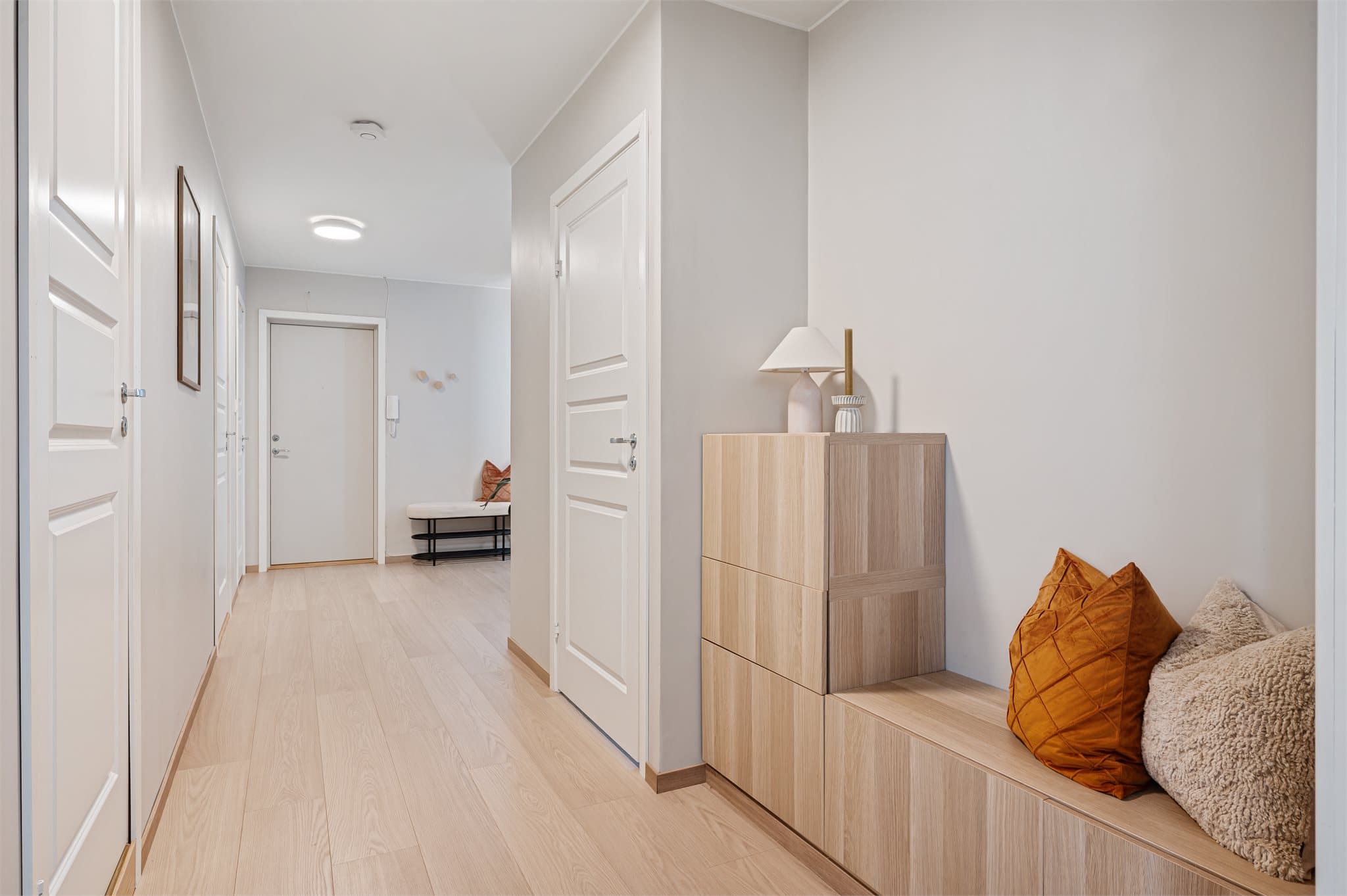 - Romslig entré/gang på 12,9 m² med god plass og praktiske oppbevaringsmuligheter -