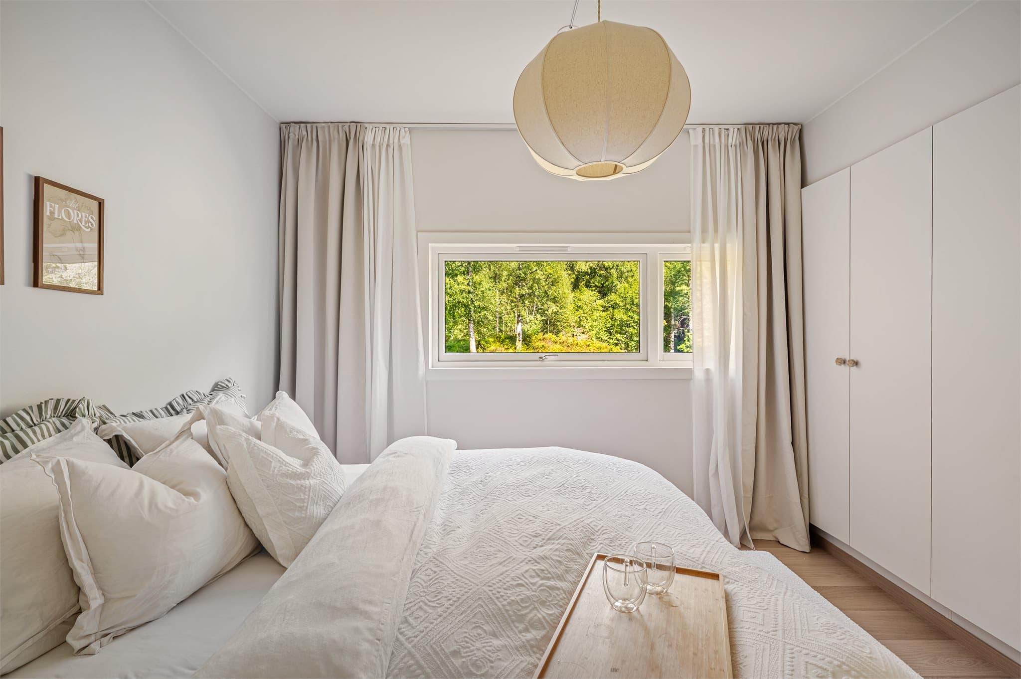 - Et behagelig soverom med plass til både seng og garderobe -