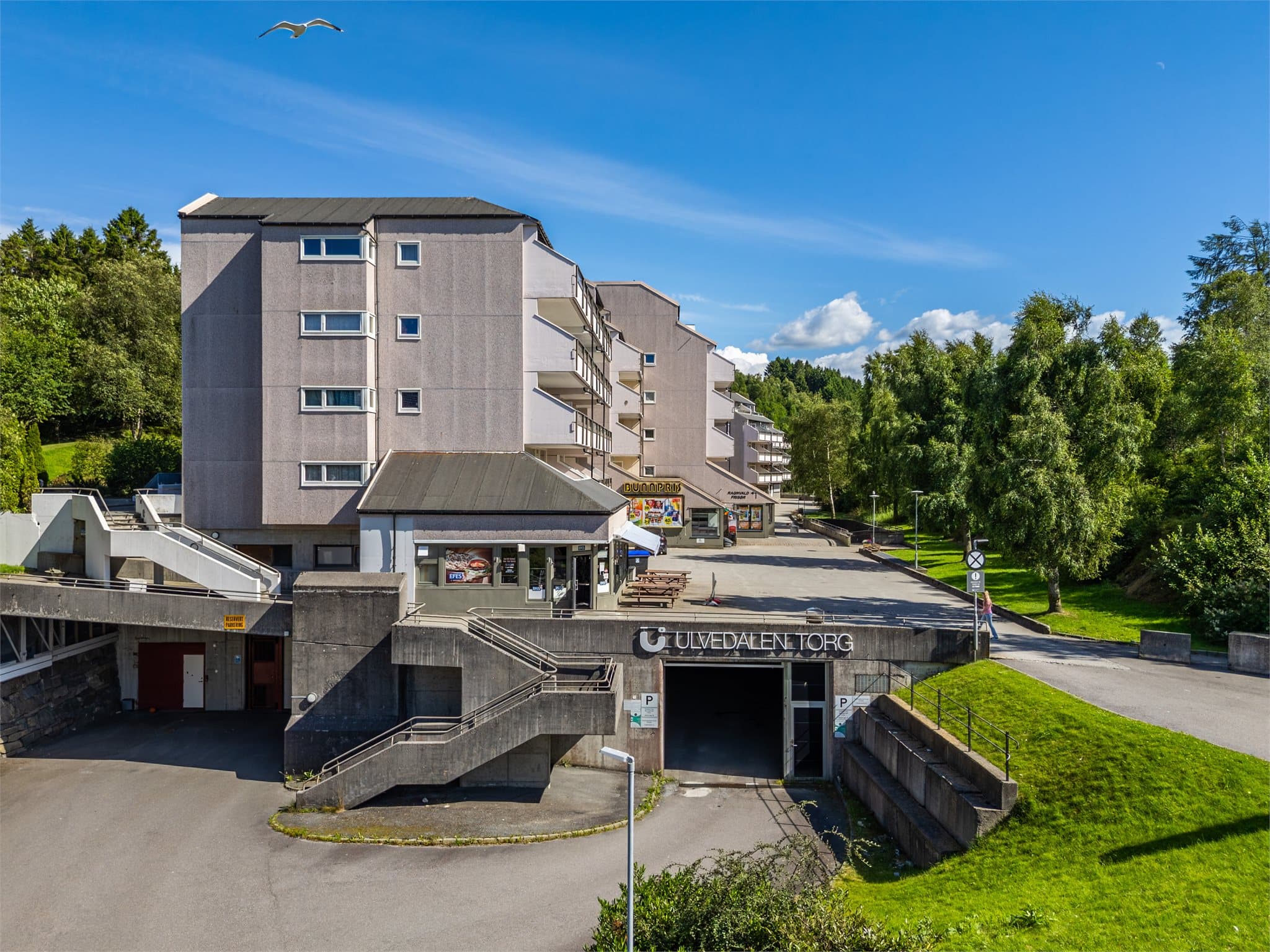 - Flere skoler, barnehager og idrettsanlegg ligger i gangavstand, noe som gjør området spesielt attraktivt for barnefamilier -