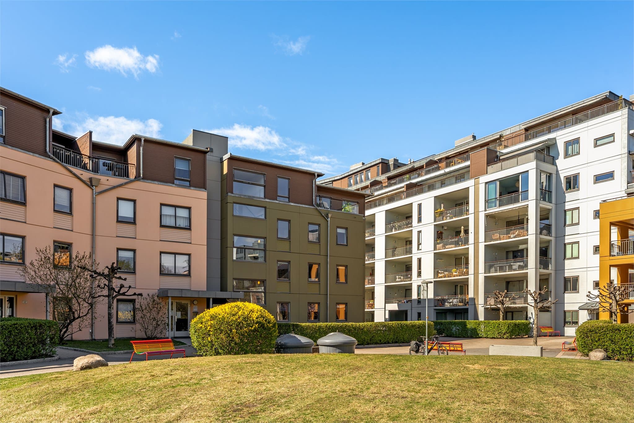 Leiligheten ligger i et veldrevet sameie fra 2001, med heis og dørcalling.