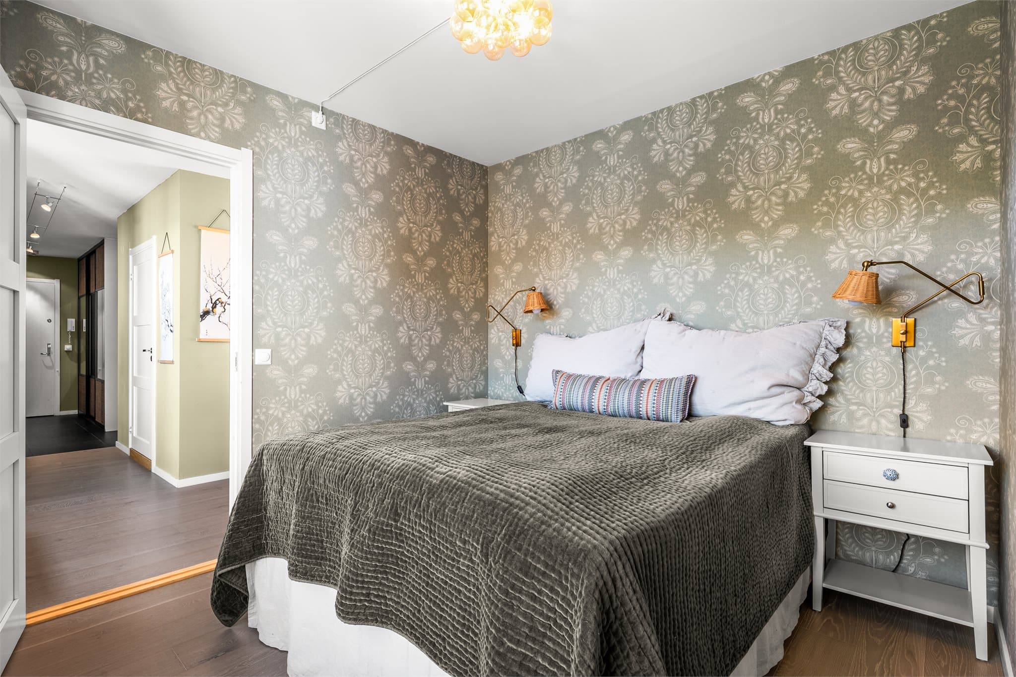 Leiligheten har to soverom. Hovedsoverommet har tapetserte vegger og god plass til dobbeltseng.