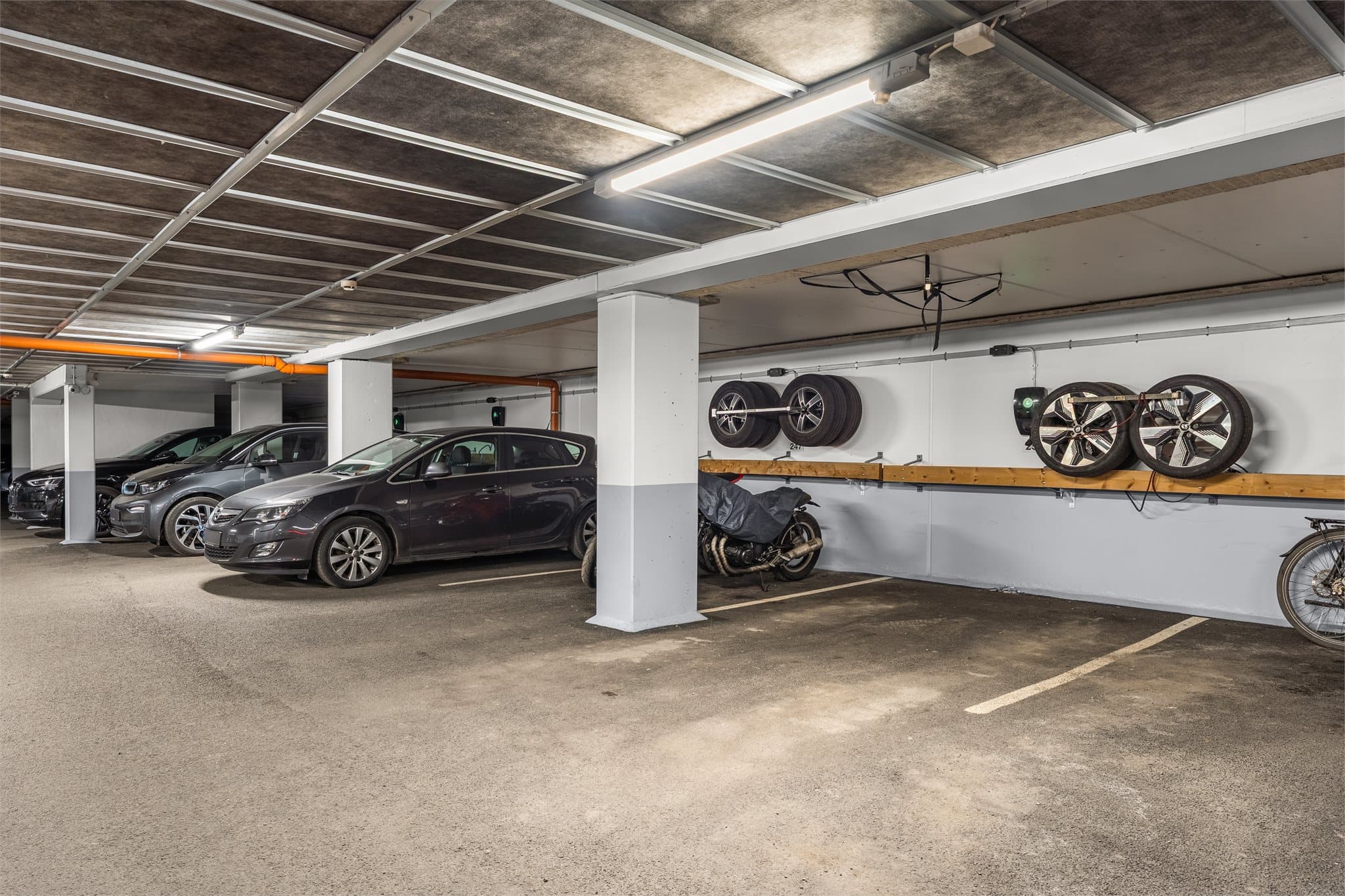 Det medfølger én garasjeplass til boligen med elbil-lader.