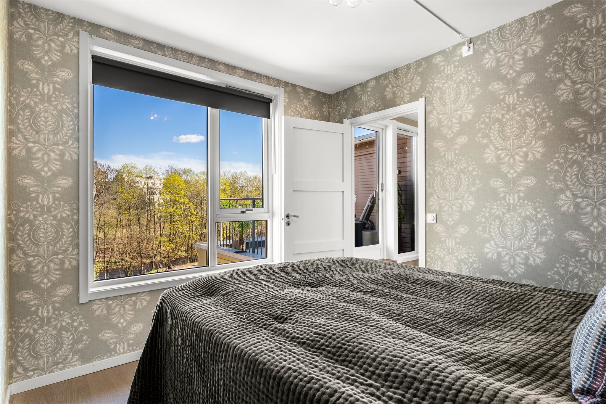 Begge soverommene ligger vendt mot grøntarealer og Akerselva