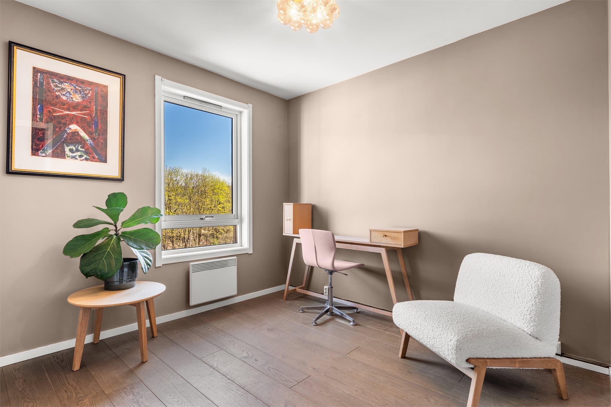 Det andre soverommet egner seg godt som barnerom, gjesterom eller kontor.