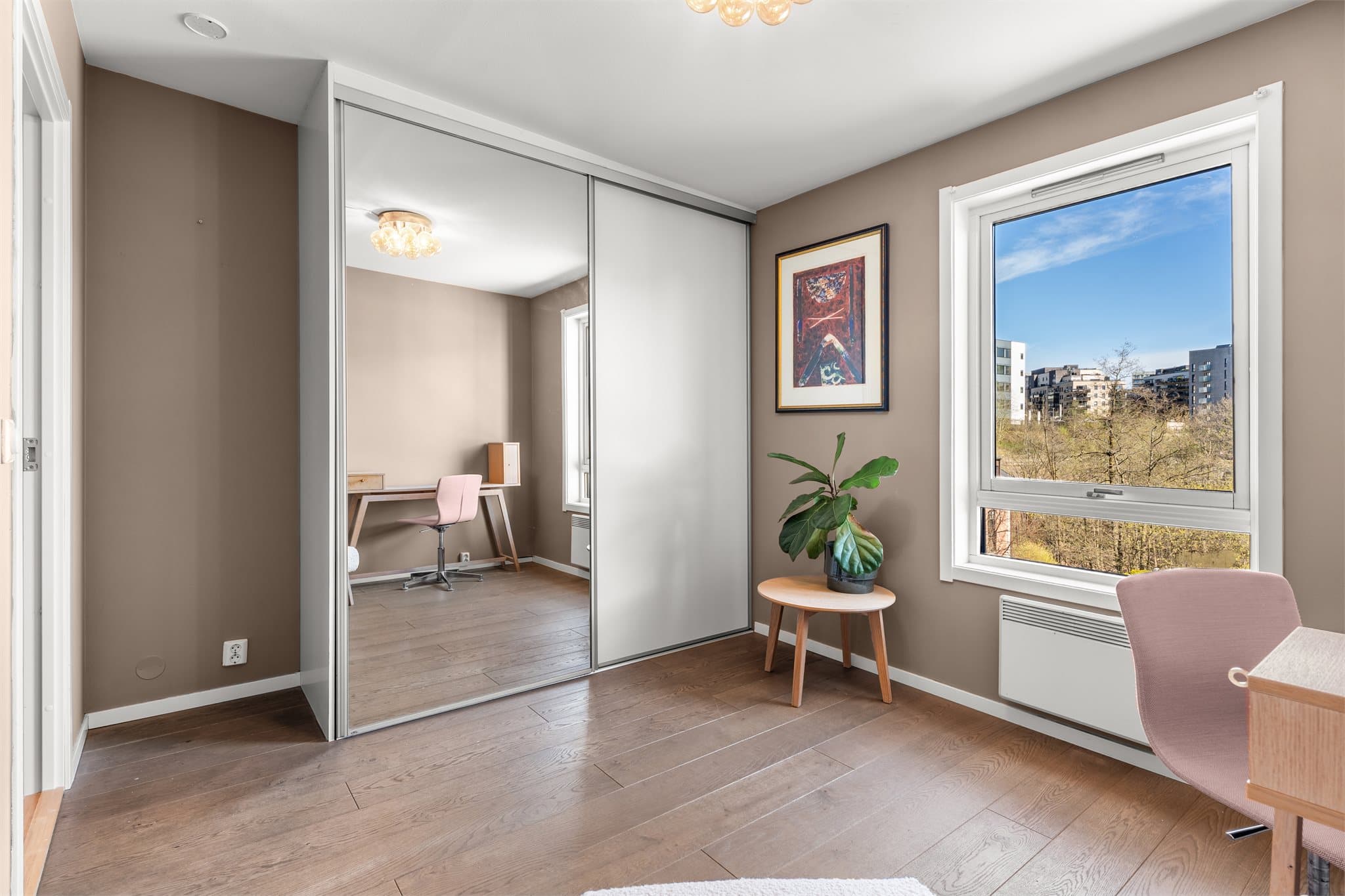 Rommet har en stor skyvedørsgarderobe med speilfronter som gir en god romfølelse.