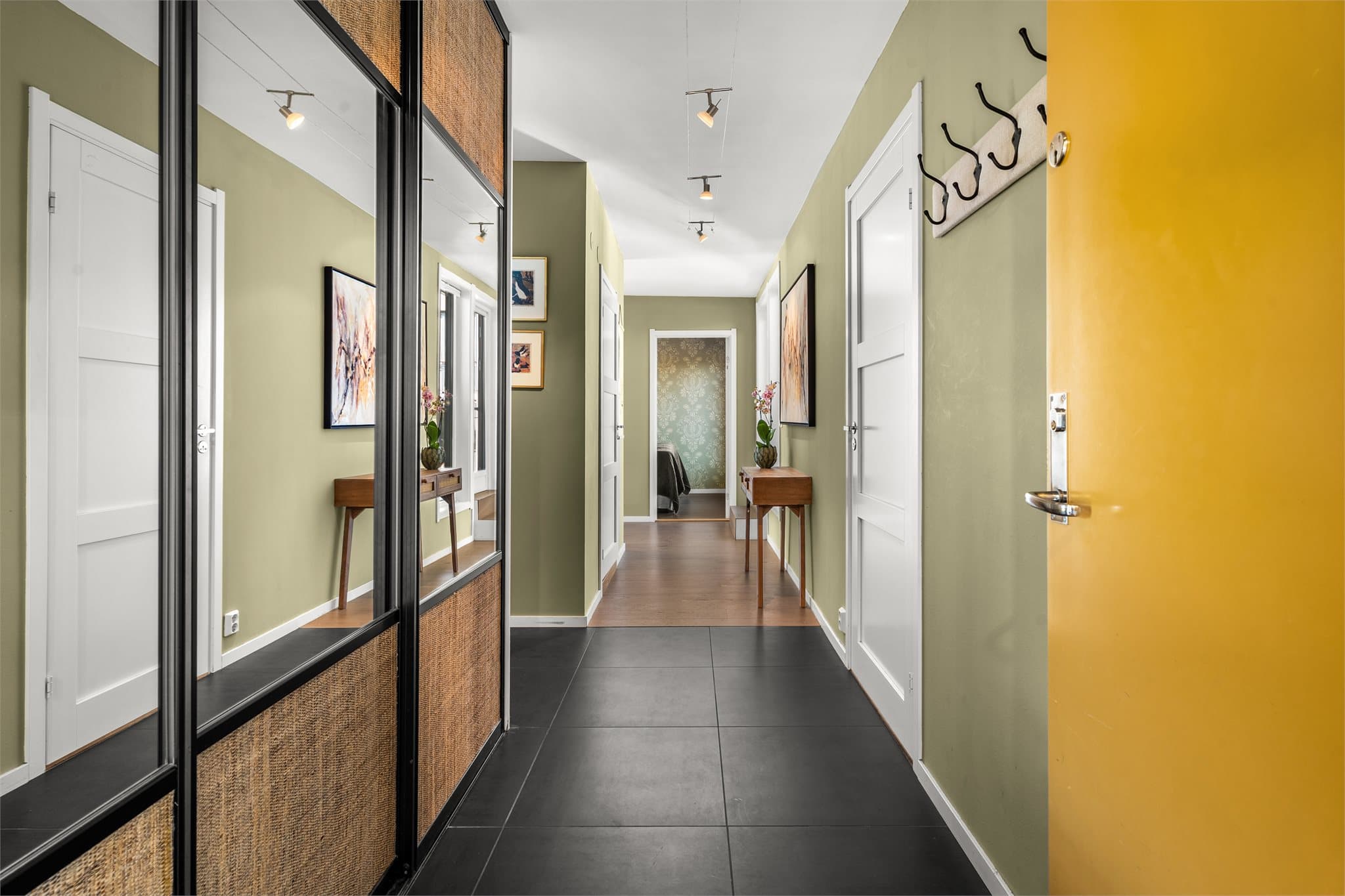 Entréen/gangen gir et godt førsteinntrykk av leilighetens standard, med praktiske fliser ved inngangspartiet etterfulgt av 1-stavs parkett.