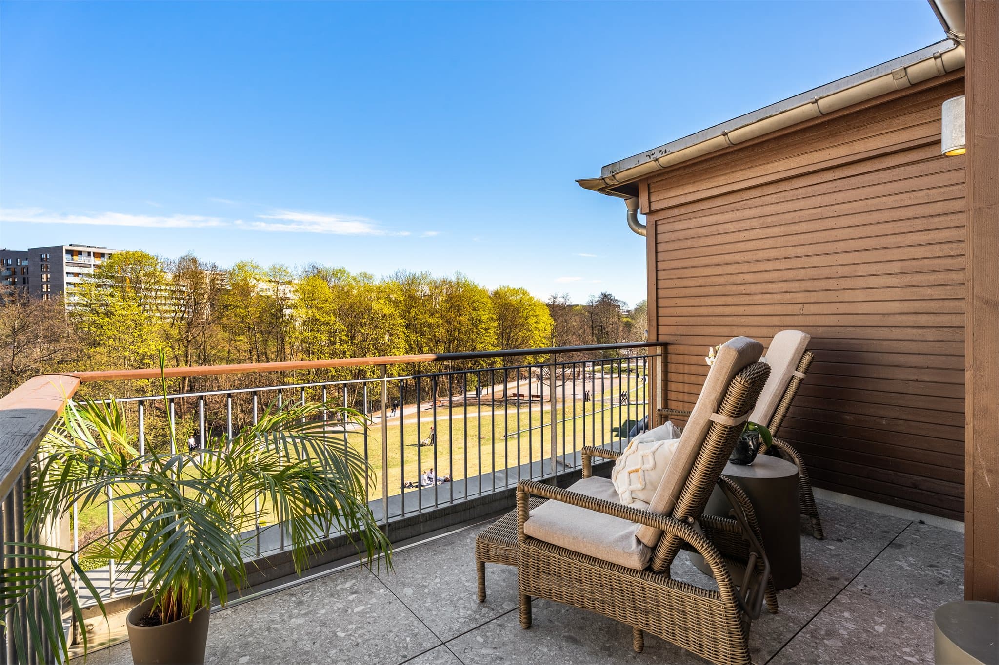 Verandaen på 10 m² har utsikt mot det rolige, grønne friområdet og Akerselva.