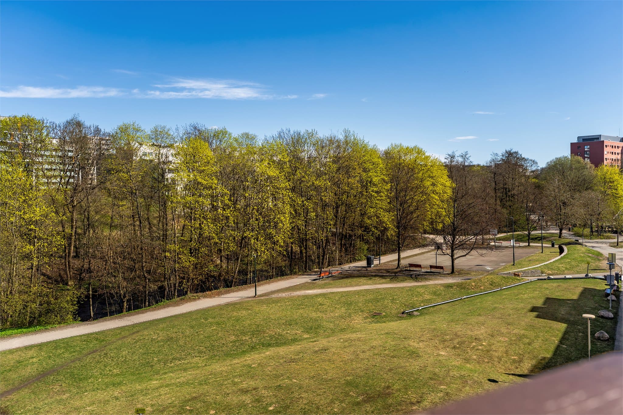 Med umiddelbar nærhet til turstiene langs Akerselva, er dette en perfekt beliggenhet for rekreasjon.