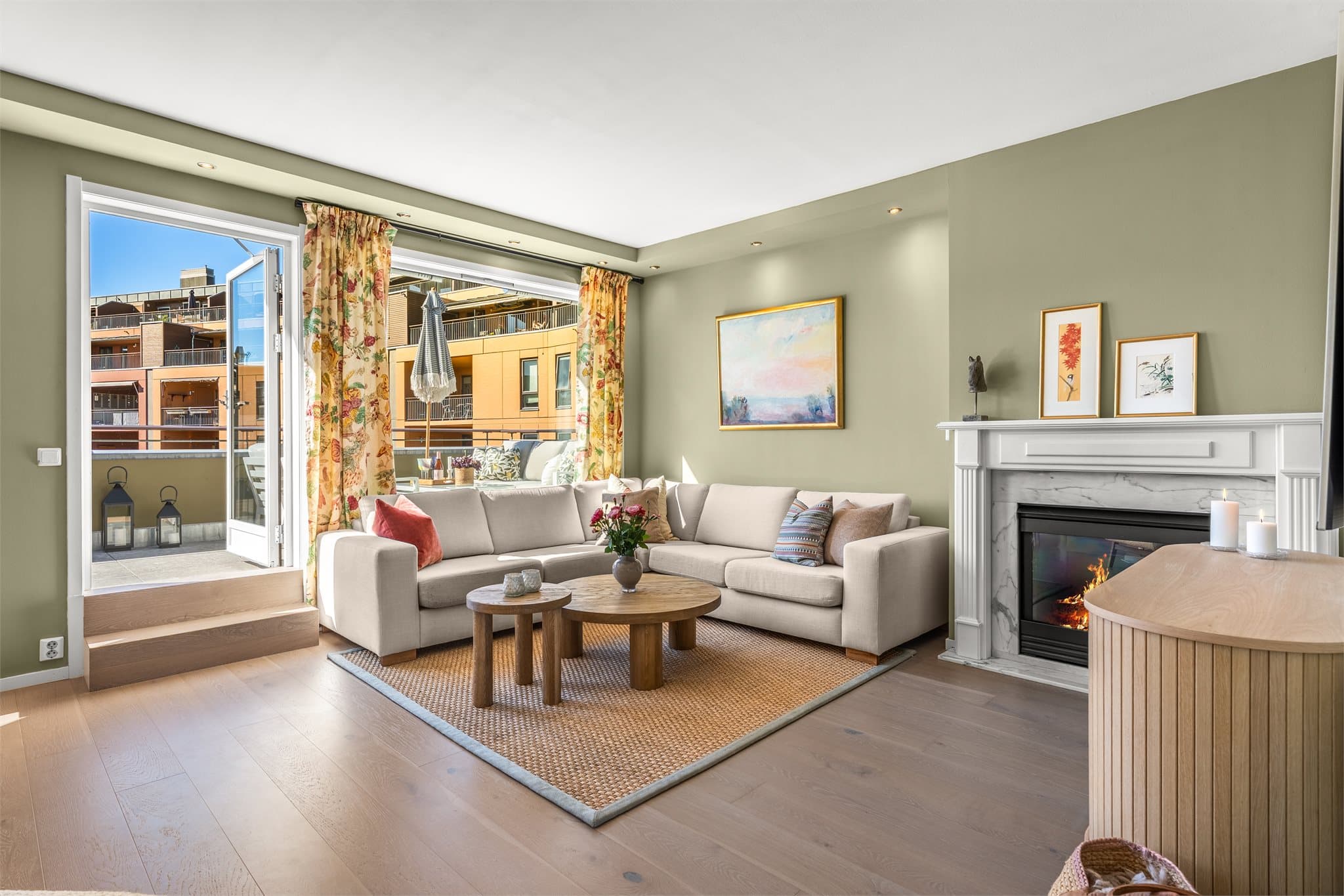 Store vindusflater sørger for rikelig med naturlig lys, og skaper en behagelig romfølelse gjennom hele dagen.