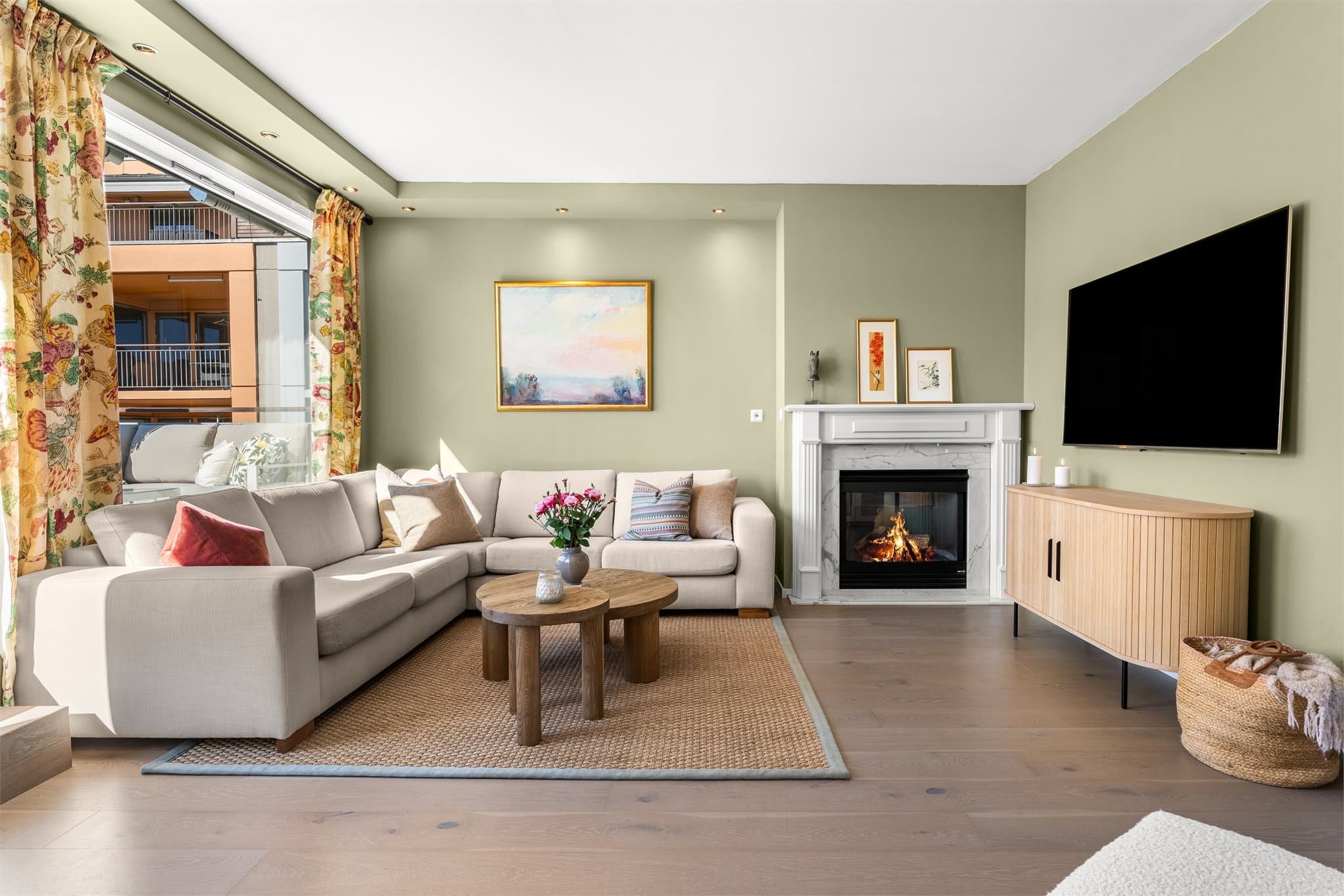 Stuen har god plass til en romslig sofagruppe og er et naturlig samlingspunkt i leiligheten.