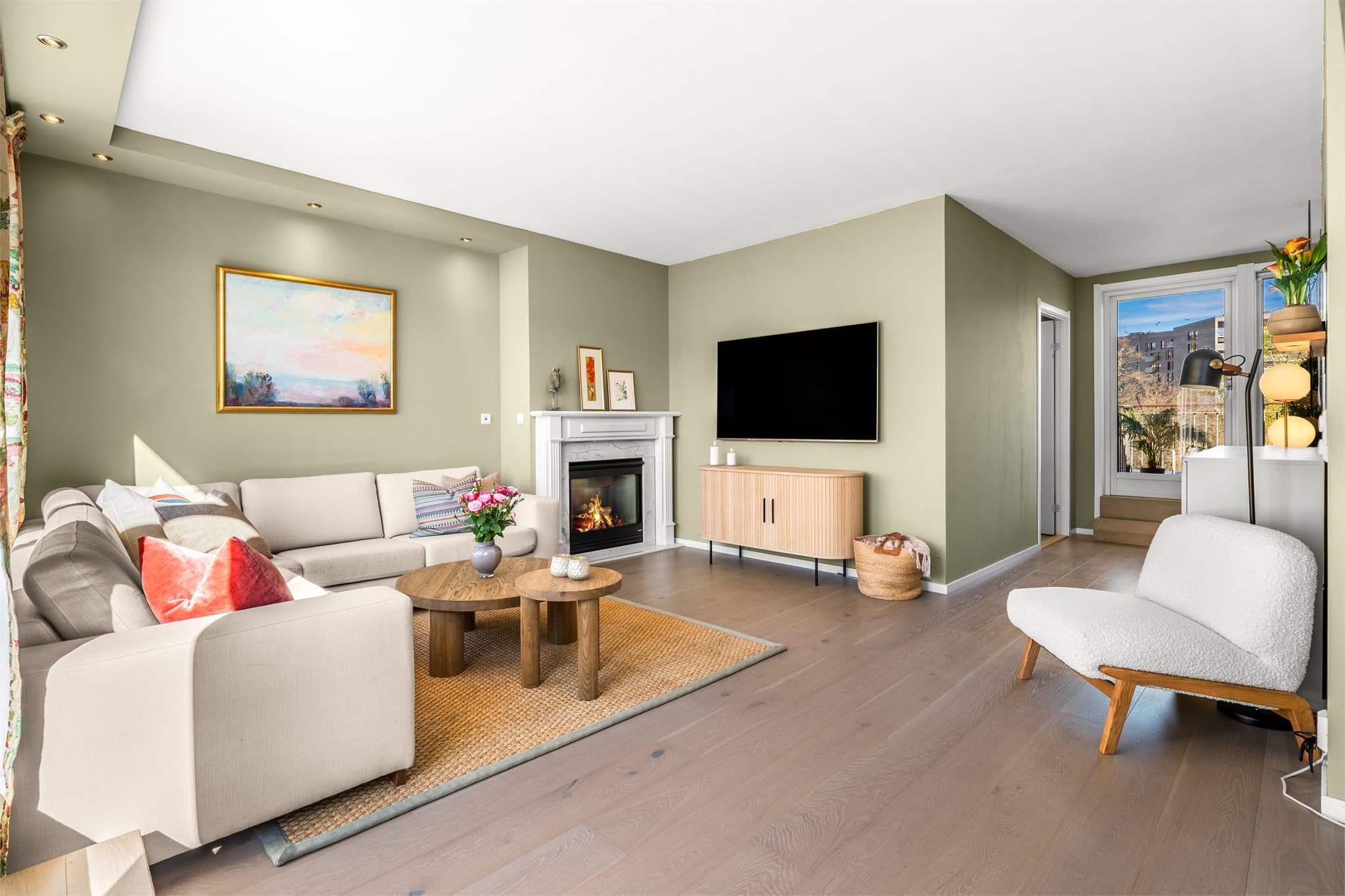 Den gjennomgående planløsningen gir gode lysforhold og en åpen romfølelse.