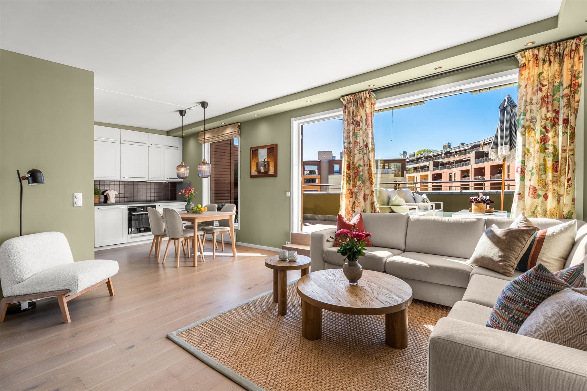 Fra stuen er det direkte utgang til leilighetens største veranda.