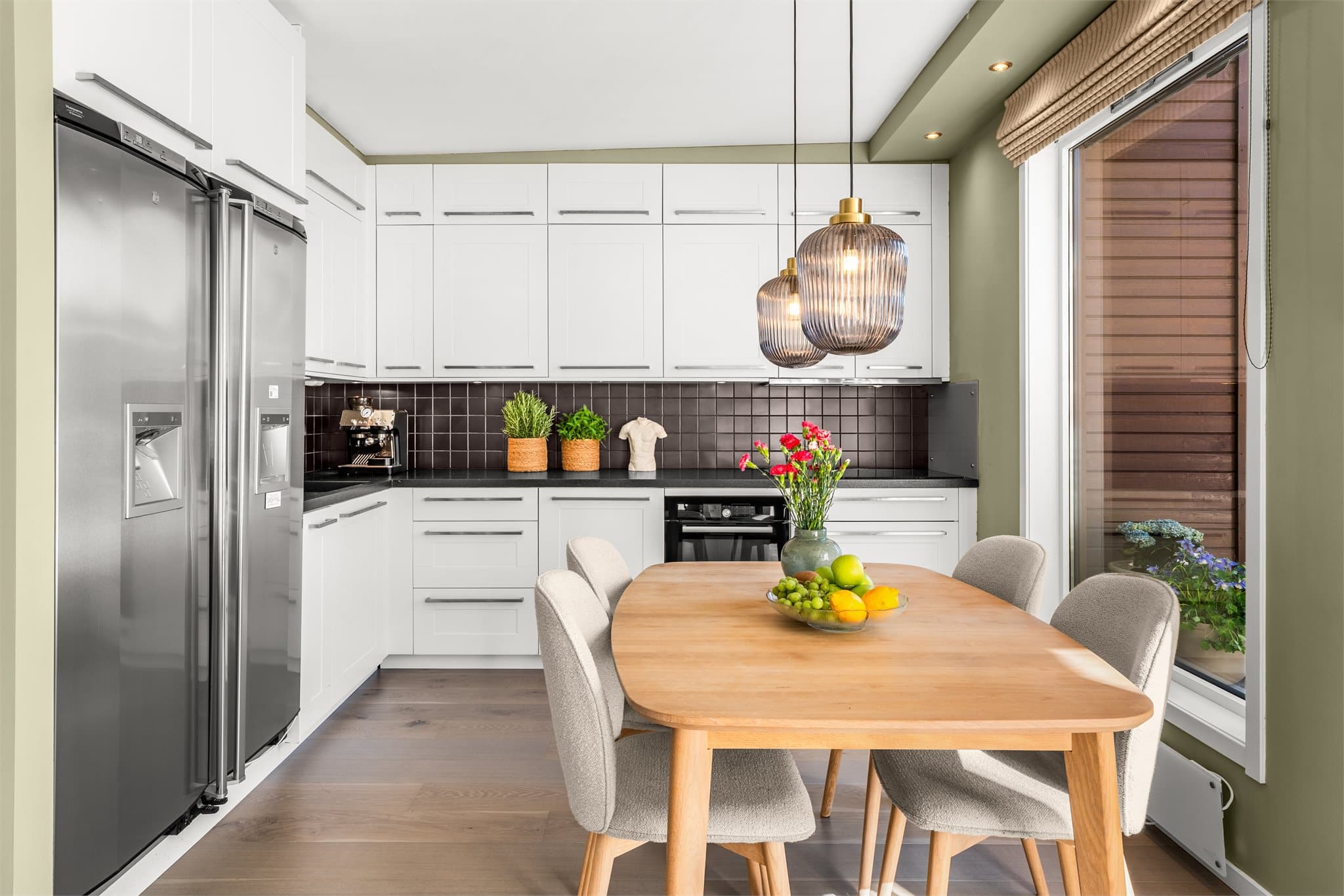 Kjøkkeninnredningen er fra 2012 og har profilerte fronter, laminat benkeplate og god plass til spisebord.