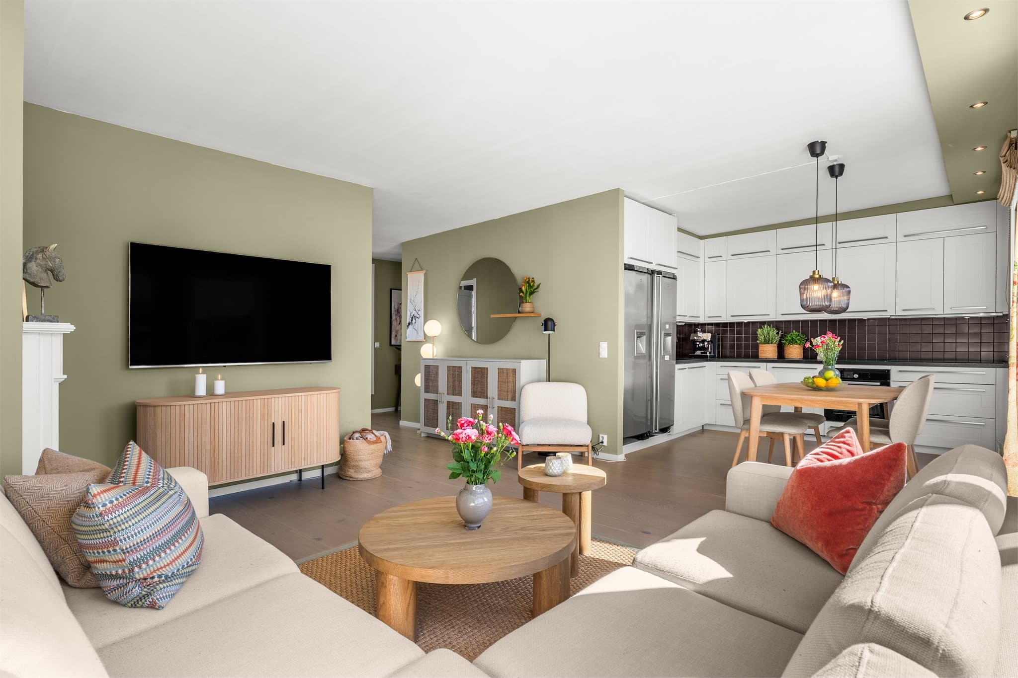 Stuen og kjøkkenet utgjør et stort, åpent rom med gjennomgående enstavs parkett.