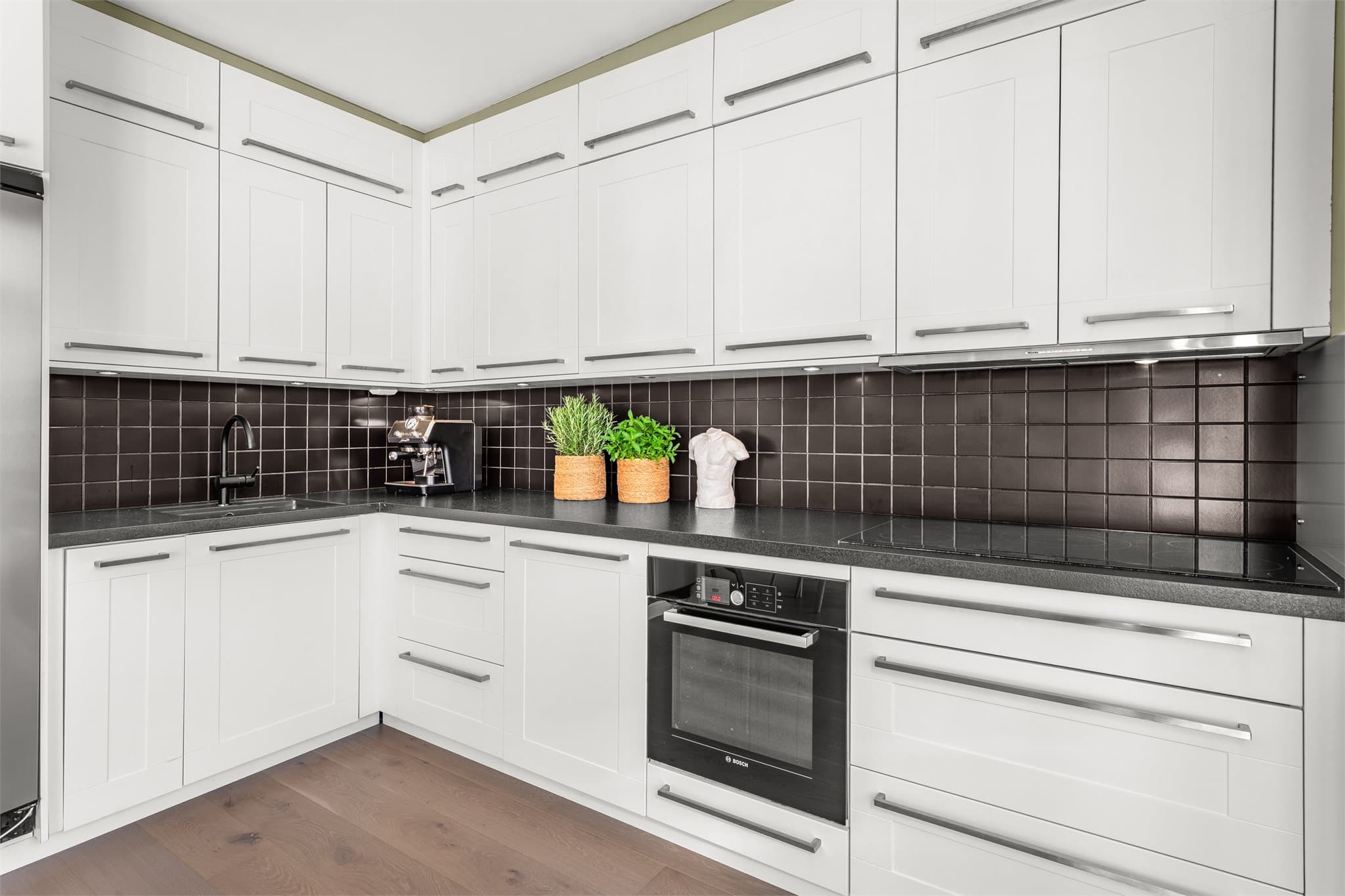 Kjøkkenet er utstyrt med integrert induksjonstopp, stekeovn og oppvaskmaskin.