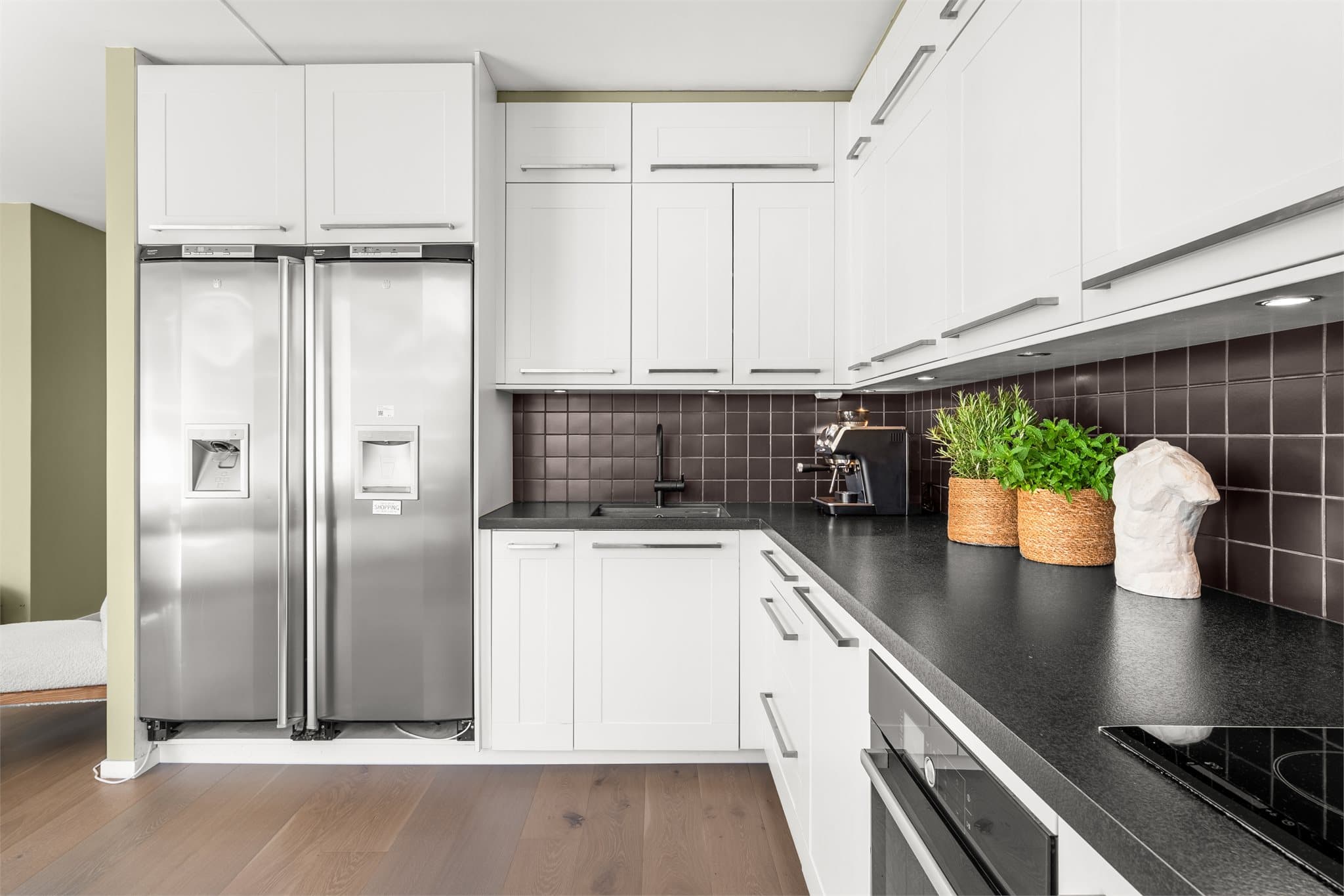 Godt med skap- og benkeplass, samt frittstående kjøleskap og fryser.