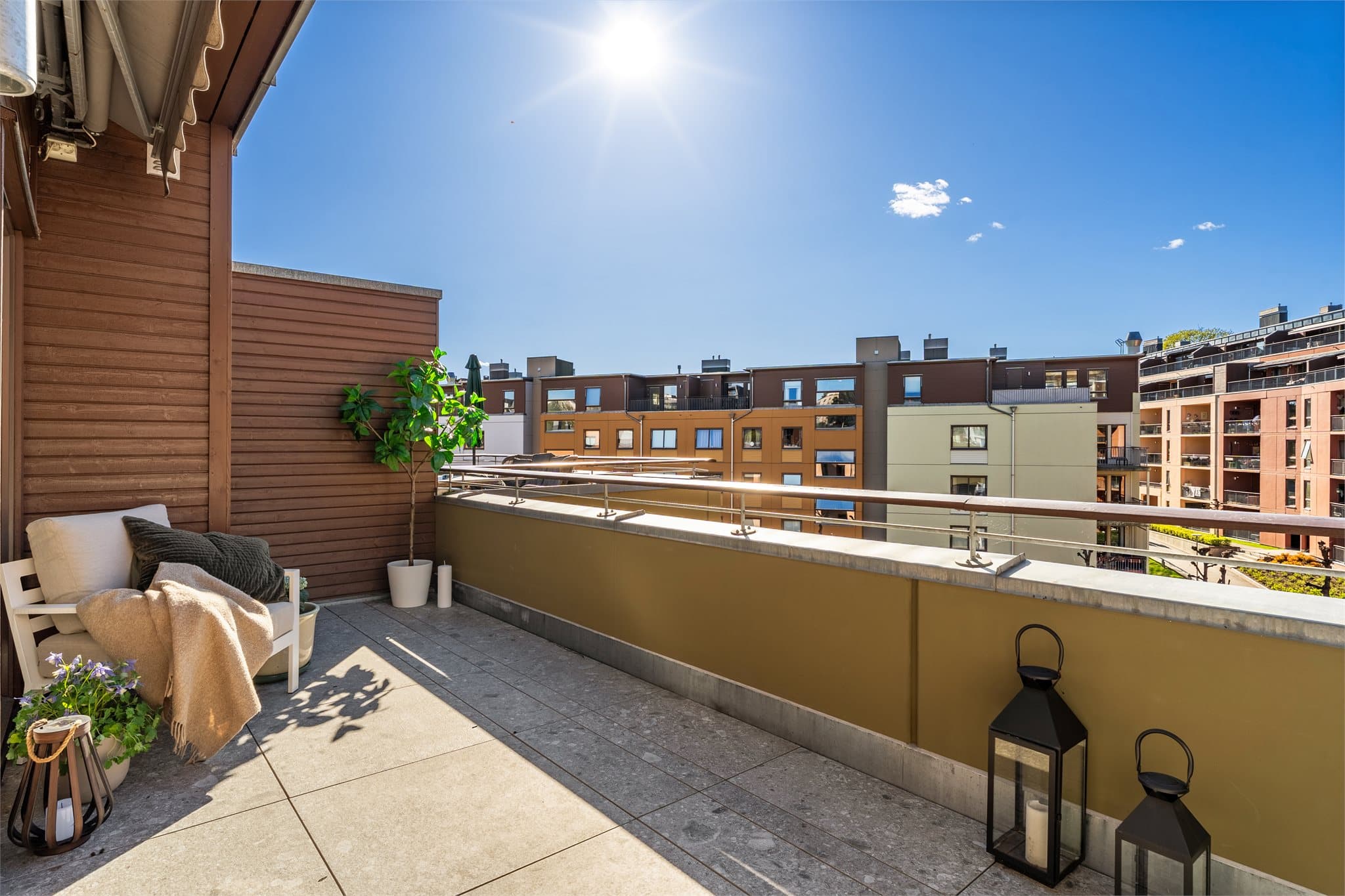 Verandaen ligger vestvendt og er på generøse 17 m². Verandaen har nye fliser og utebod fra 2024.