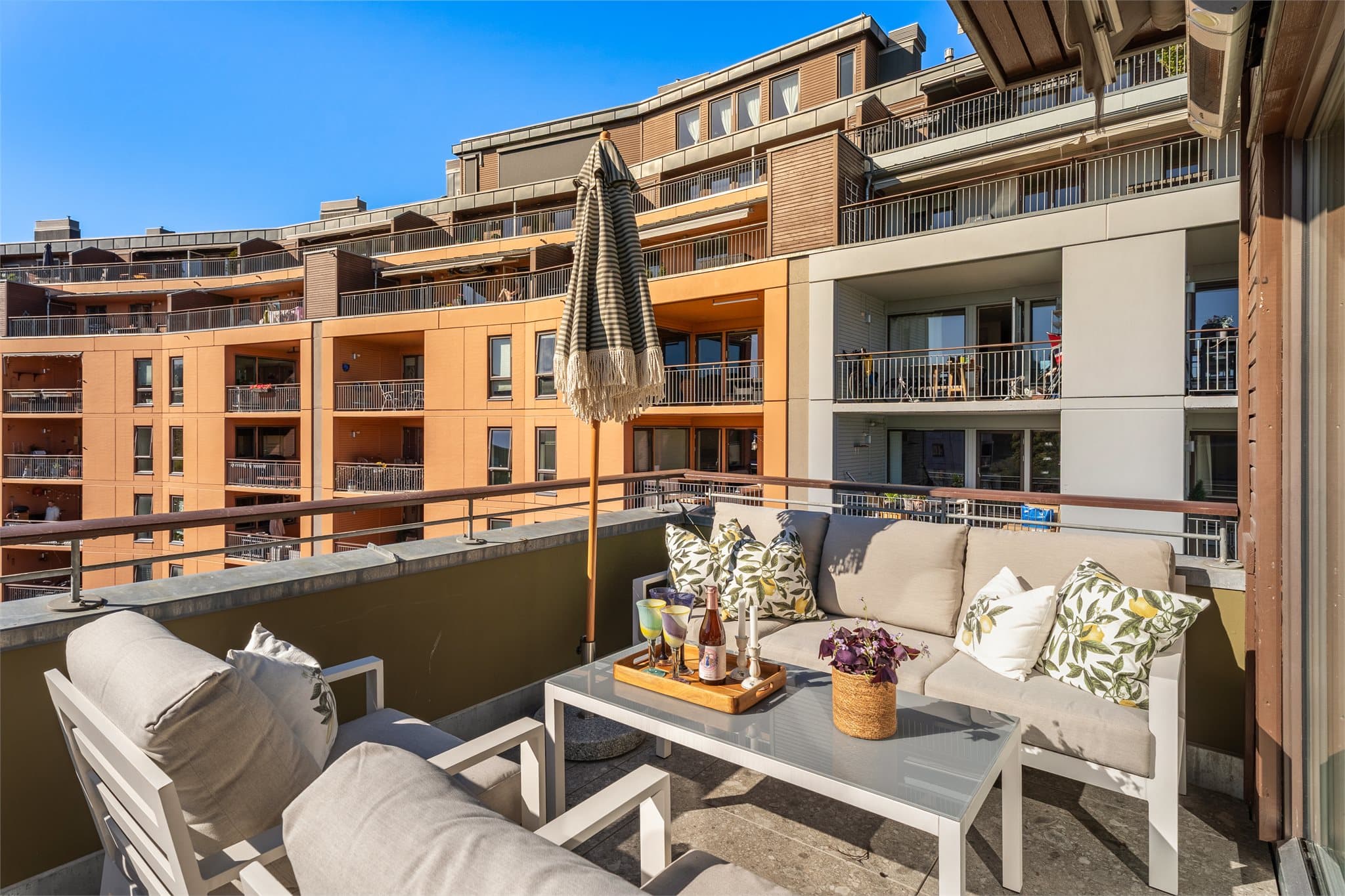 Her er det rikelig med plass for både sofagruppe og spisebord.