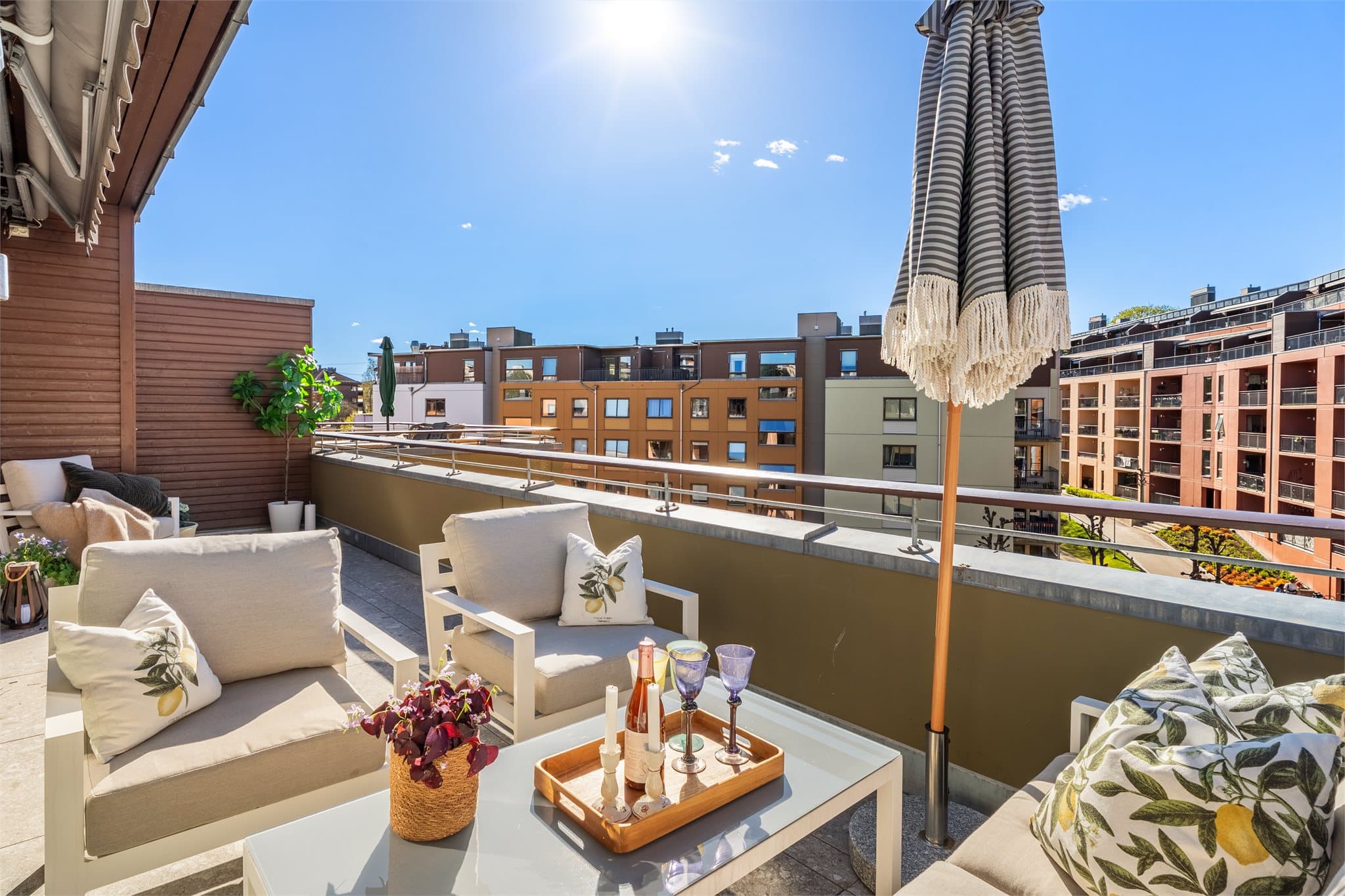 Dette er en solrik og høytliggende uteplass i byggets fjerde etasje.