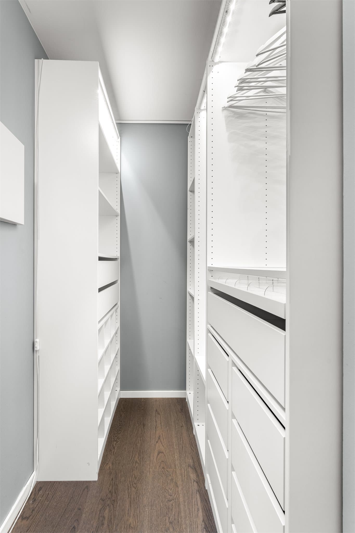 Praktisk innvendig bod, innredet som omkledningsrom med rikelig garderobeplass. Sikringsskapet er plassert her.