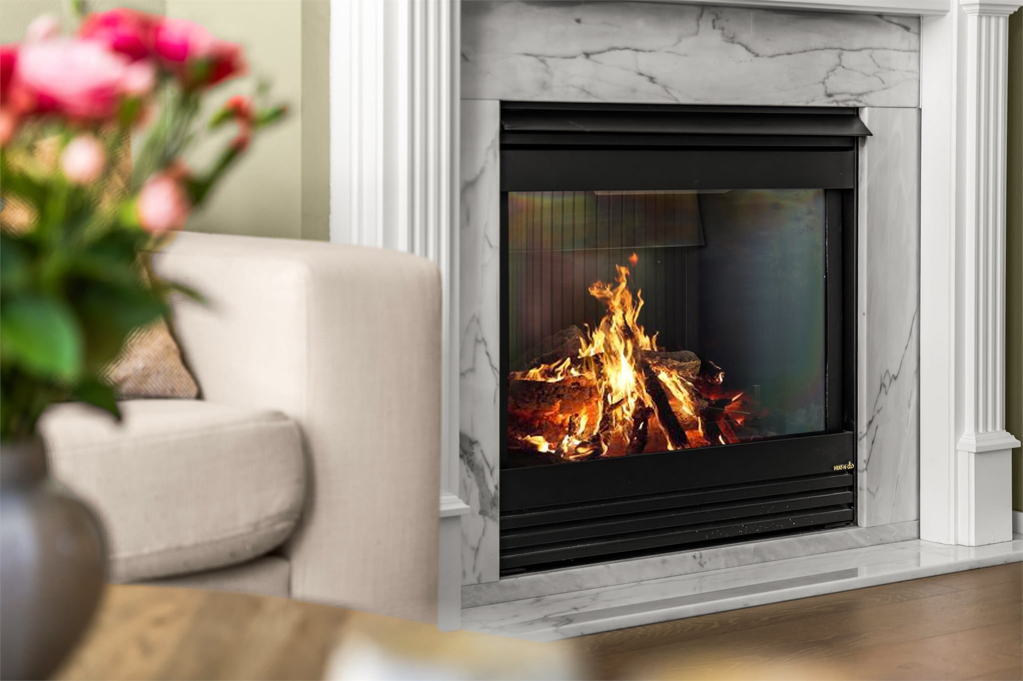 Gasspeisen fra byggeåret gir en lun og hyggelig stemning i stuen.