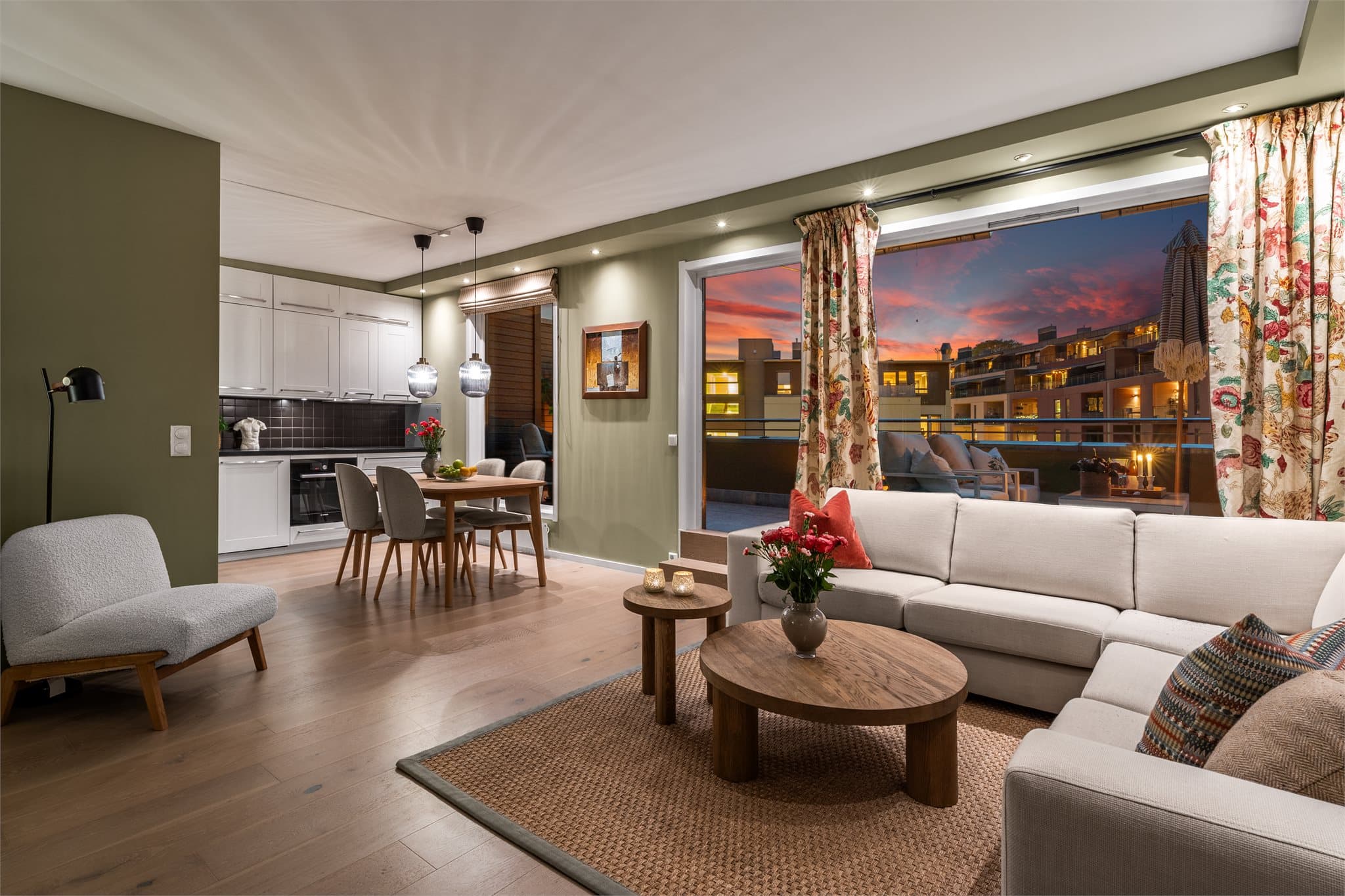 Beliggenheten er i byggets toppetasje. Planløsningen er gjennomgående og takhøyden er på ca. 2,60 meter.