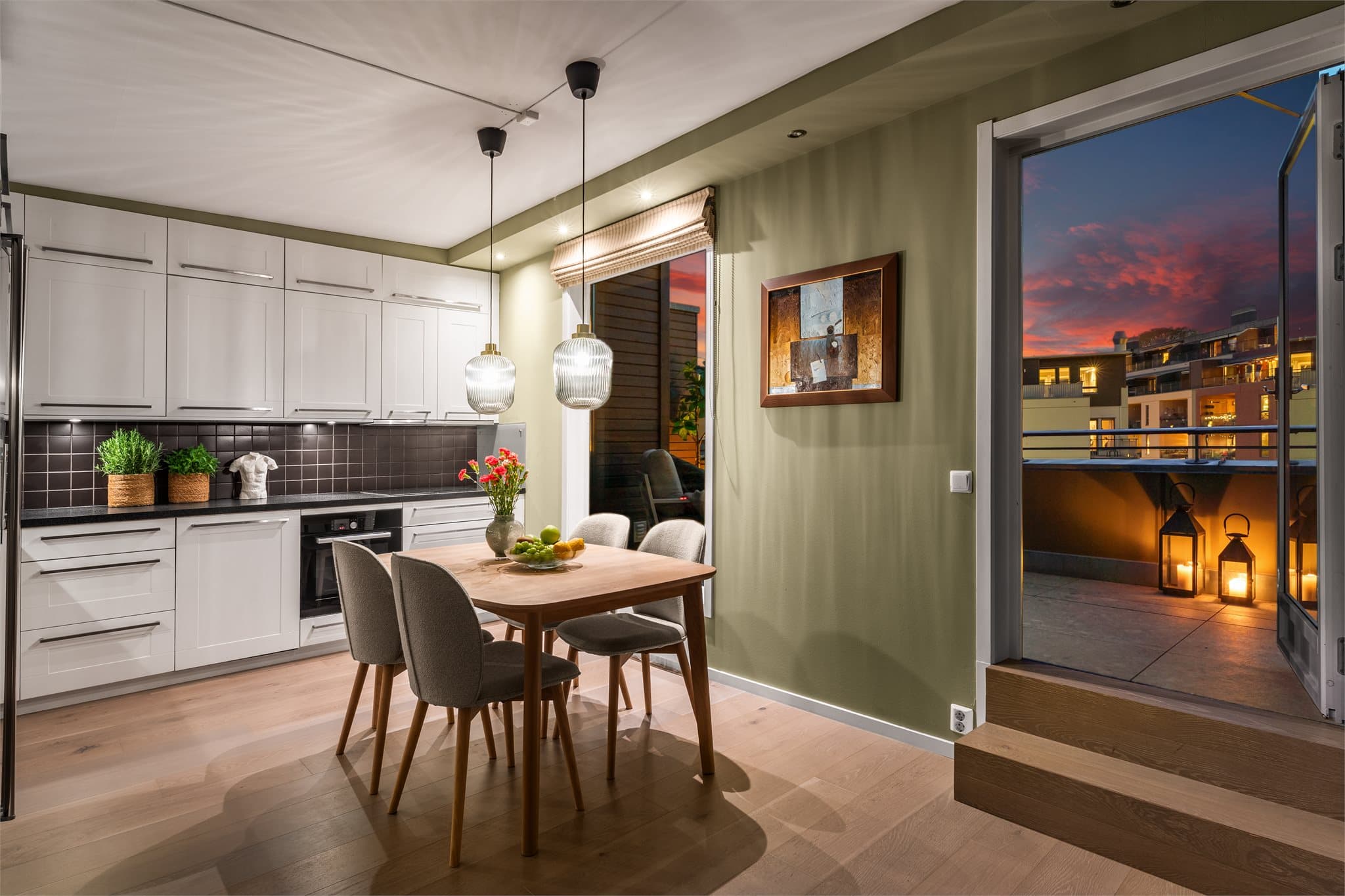 Kjøkkenet er en integrert del av oppholdsrommet og har en praktisk L-formet innredning.