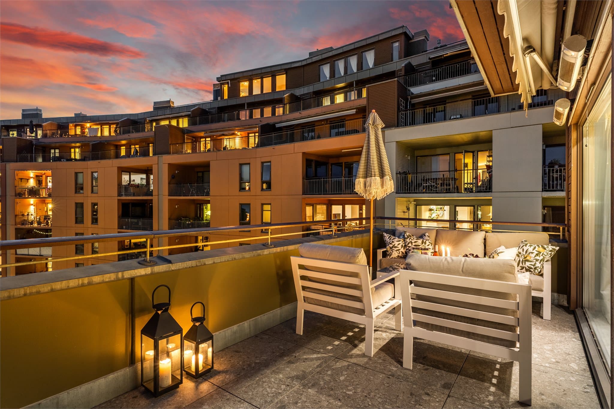 De romslige uteplassene blir en naturlig forlengelse av leiligheten, også etter solen har gått ned.