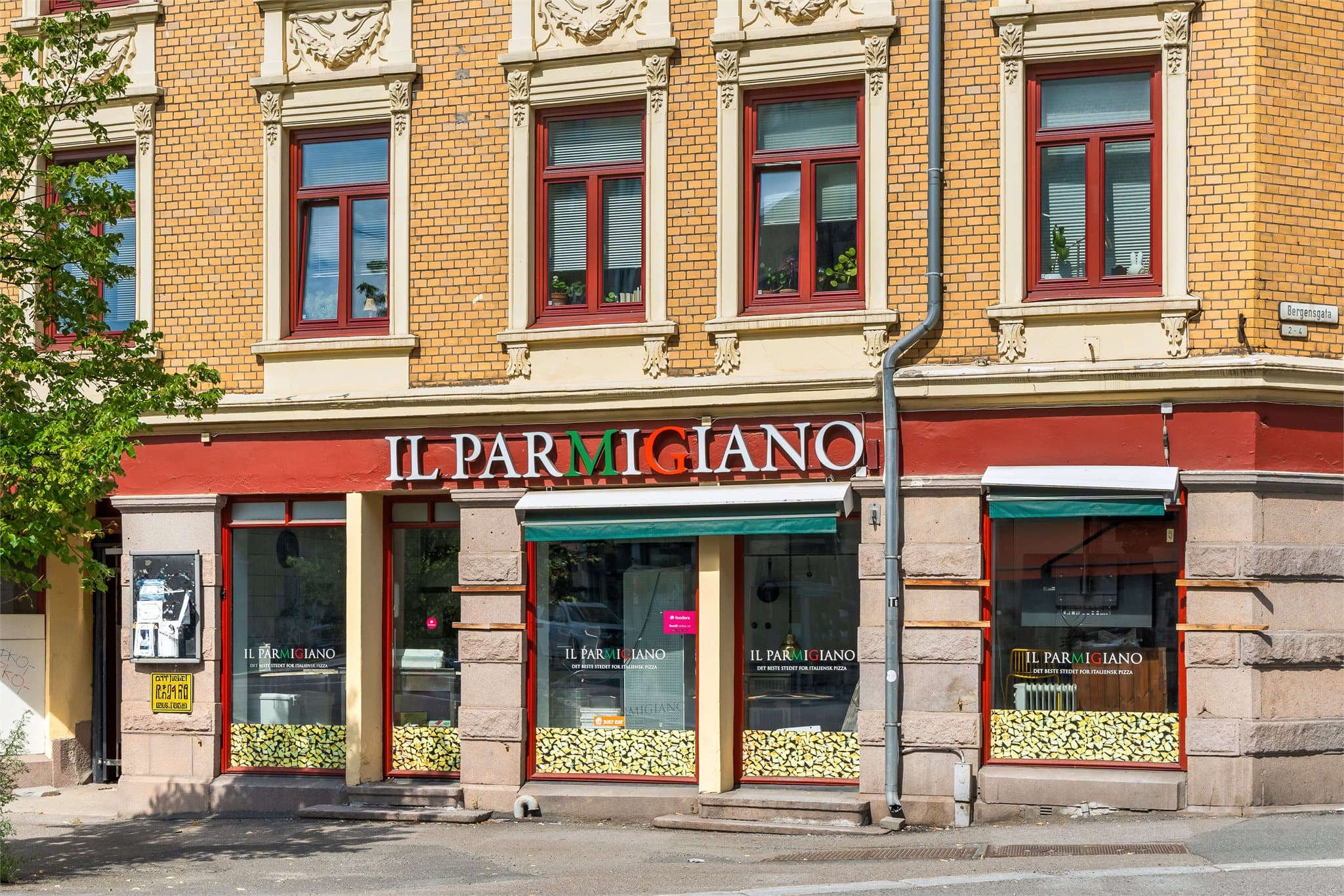 I nærområdet finnes et godt utvalg av hyggelige kaffebarer, restauranter og serveringssteder.