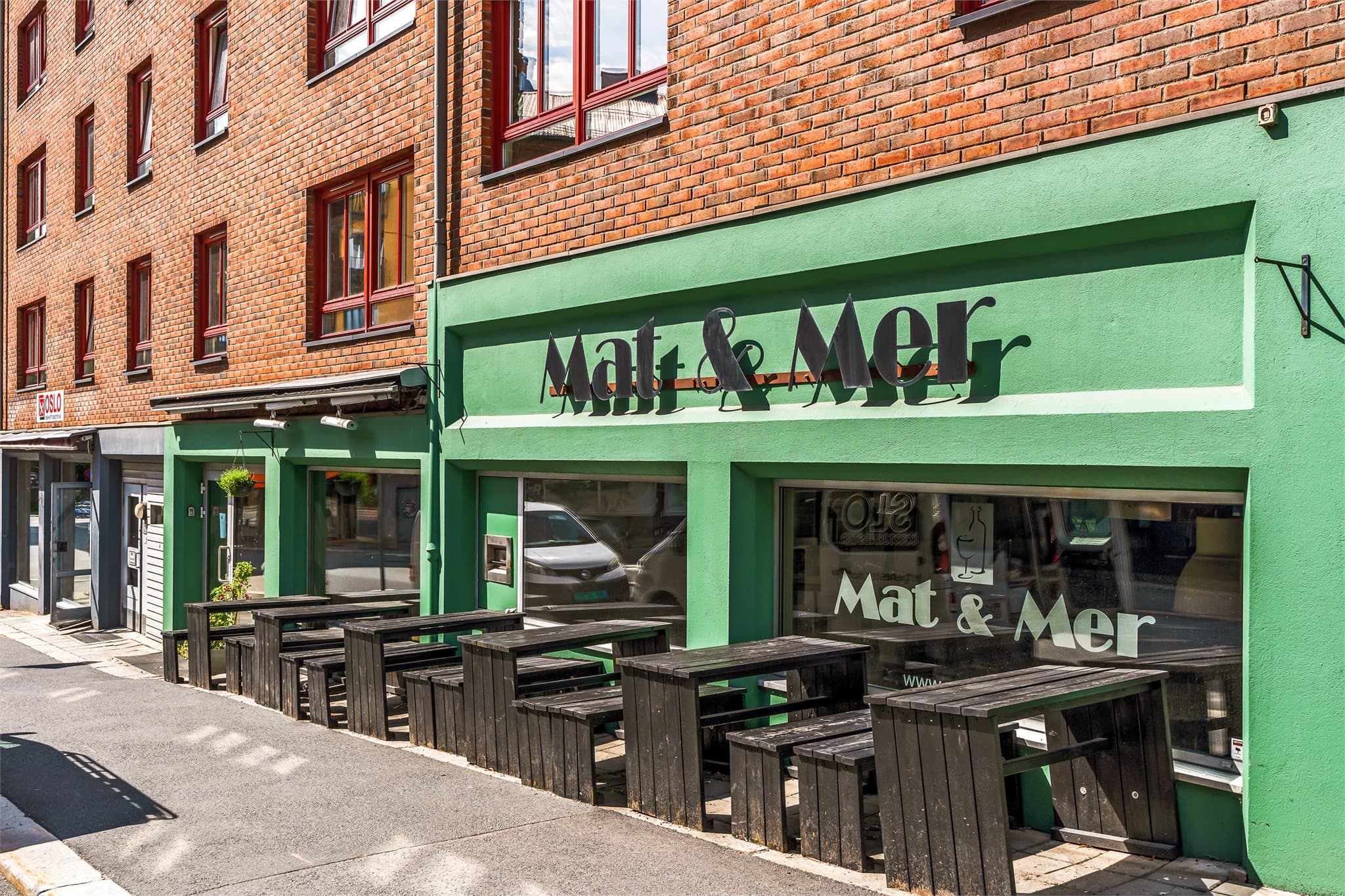 En kort spasertur unna finner du spesialforretninger og lokale tilbud.