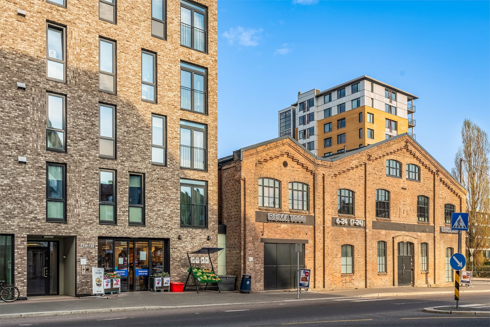 Dagligvarehandelen er enkel med både Rema 1000 og Kiwi innen 5-6 minutters gange.