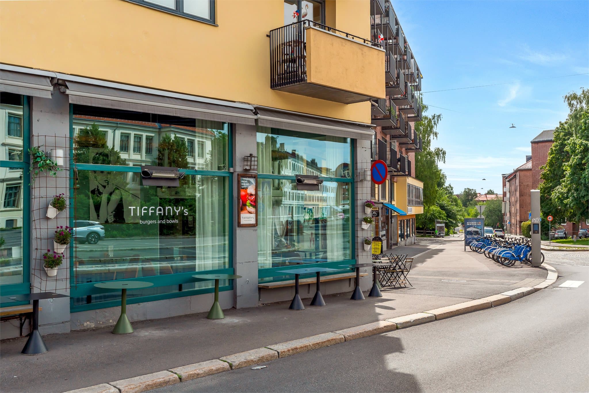 Området har svært gode kollektivforbindelser, med busslinjer som 37 og 51 like ved, og kort vei til T-bane.