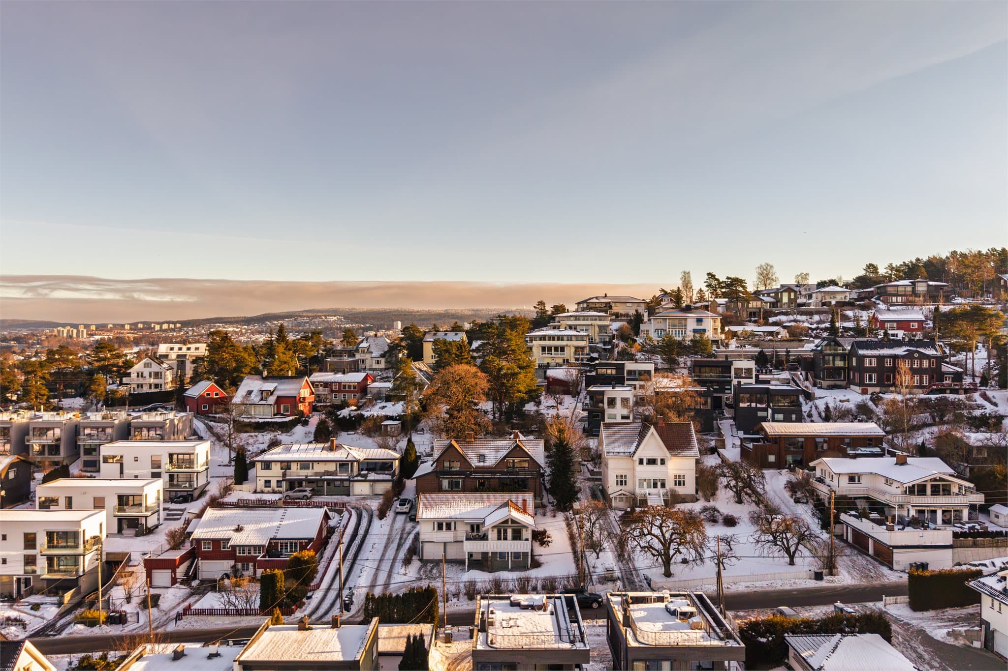 Flott beliggenhet i et veletablert og familievennlig nabolag med kort vei til sentrum.