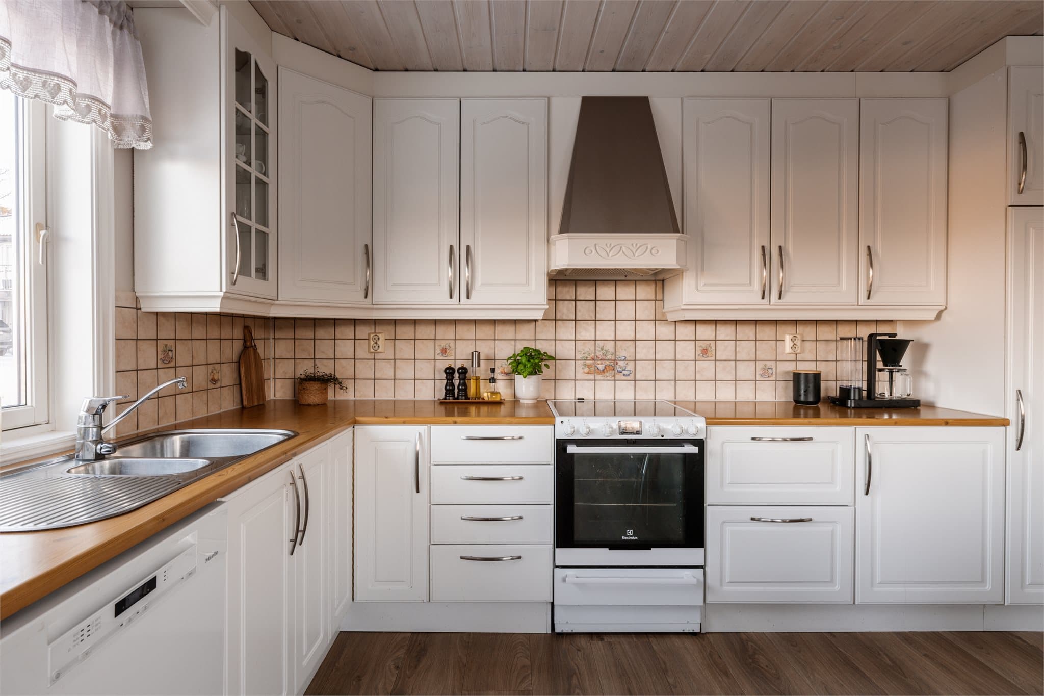 Her får dere rikelig med oppbevaringsplass i både skuffer og skap.