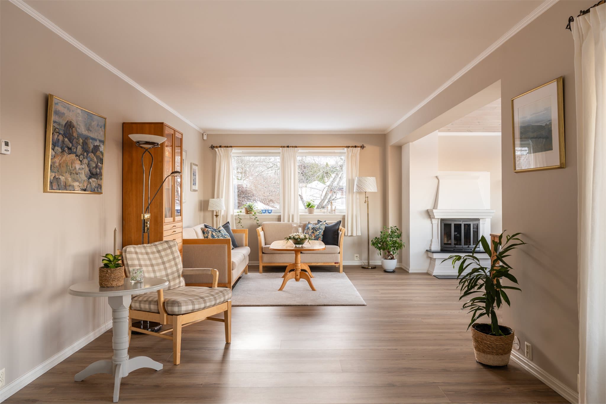 Stuen er av god størrelse med en flott Barry Alloc høytrykkslaminat på gulv.