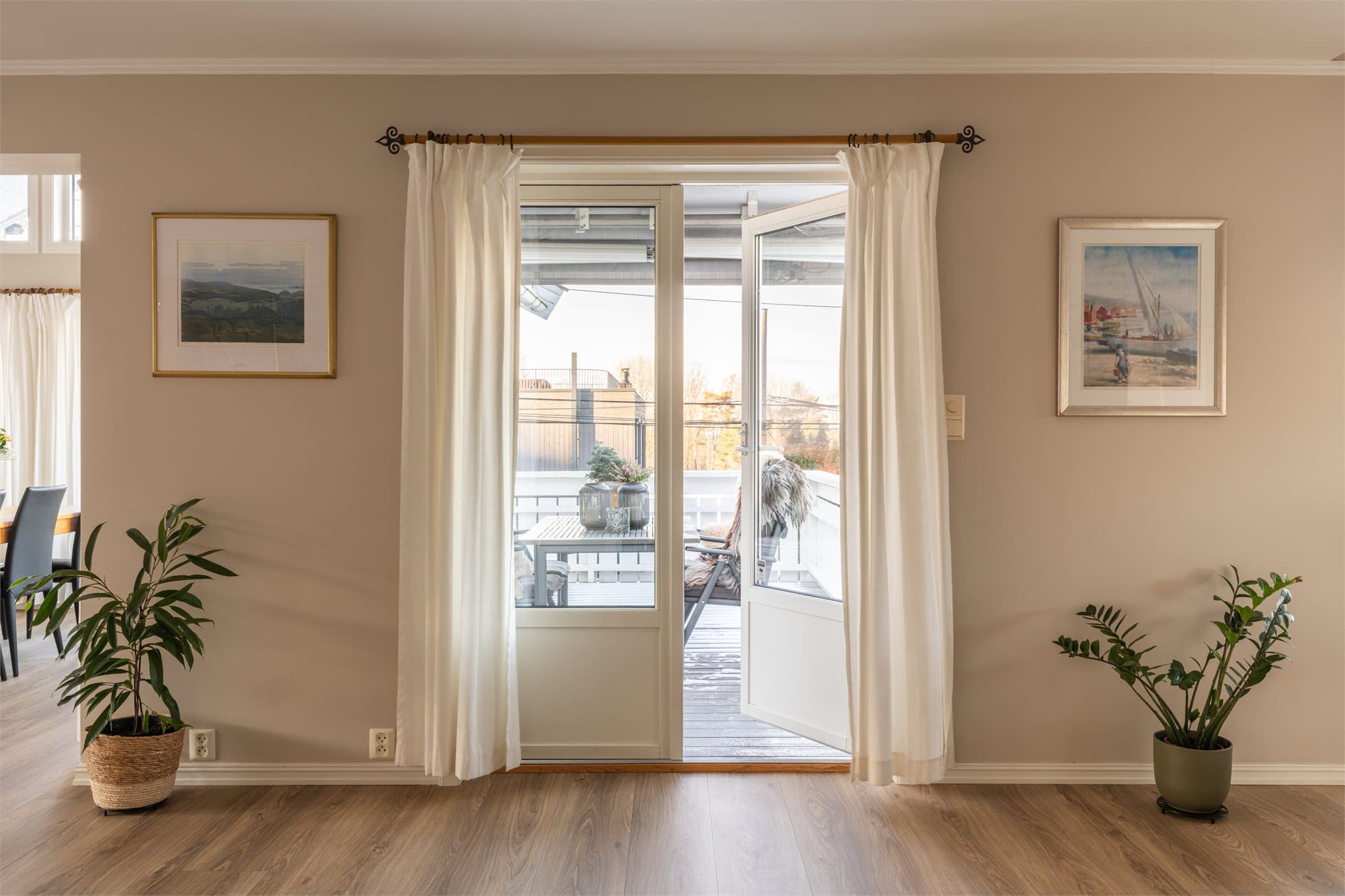 Den solrike balkongen gir fine rammer for frokoster og rolige stunder på varme sommerdager.