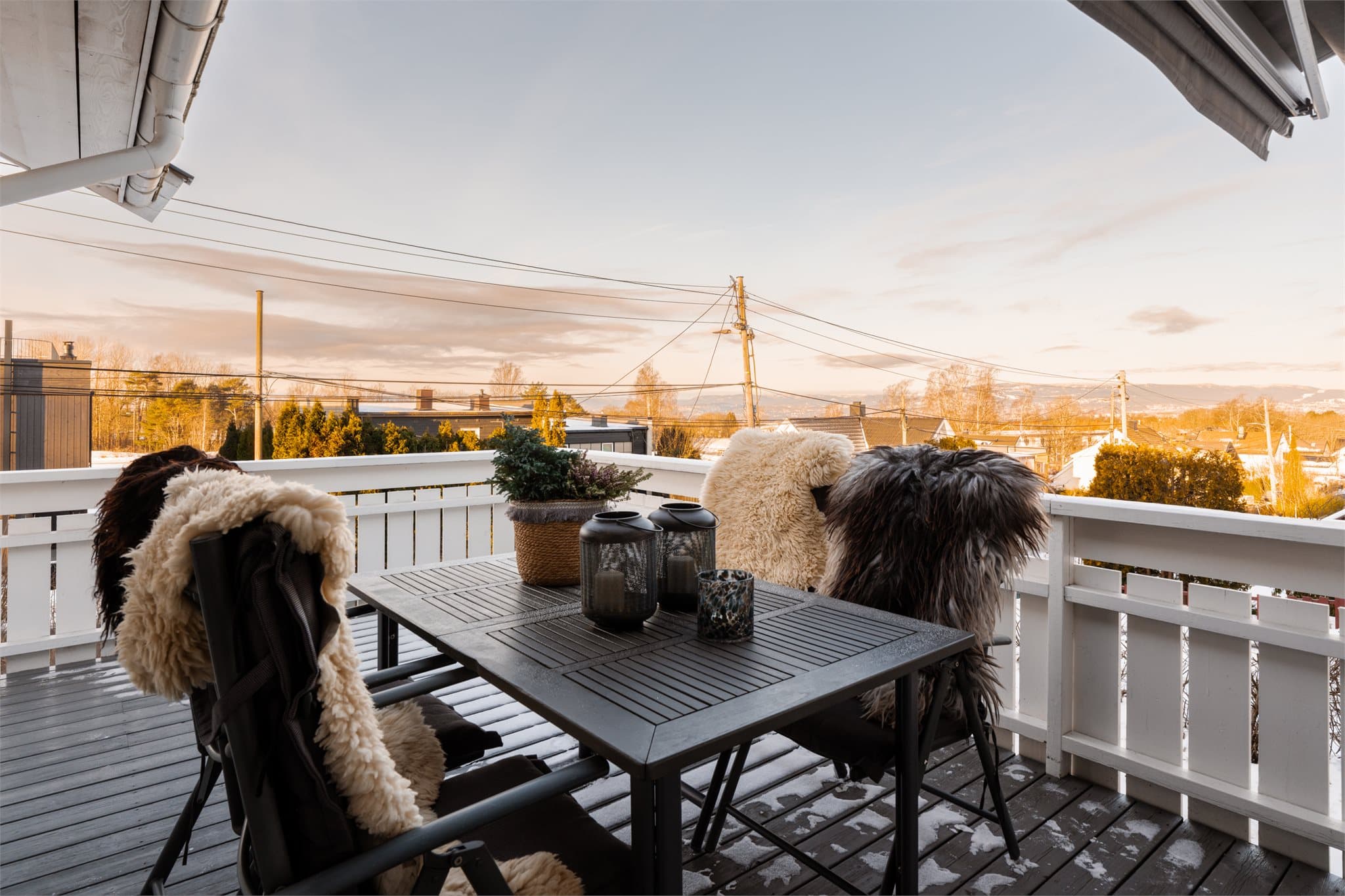 Med fine solforhold og god plass til familie og venner, ligger alt til rette for at vår- og sommerhalvåret kan tilbringes på egen uteplass.