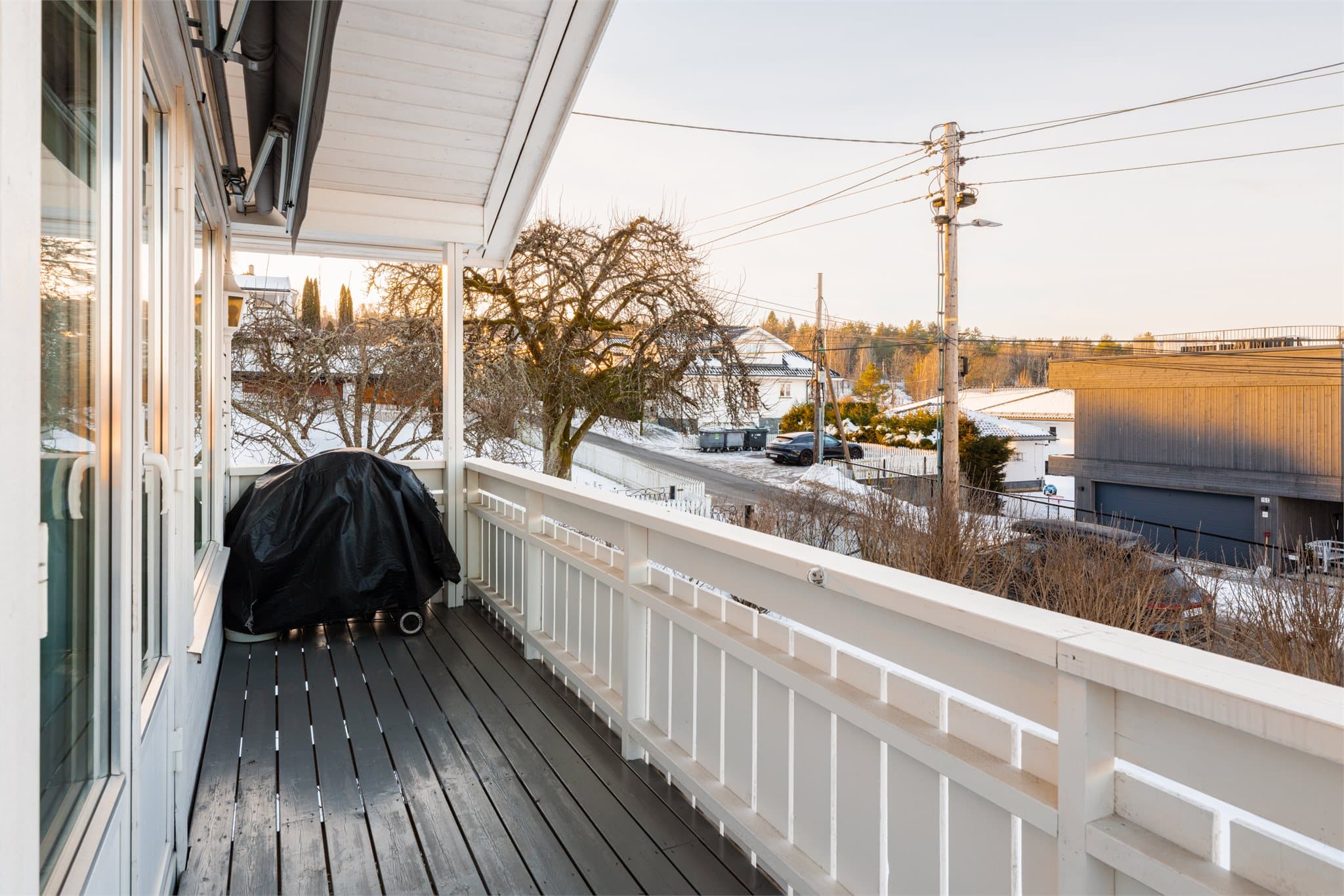 Her er det god plass til hyggelig sittegruppe, grill og ønsket utemøblement.