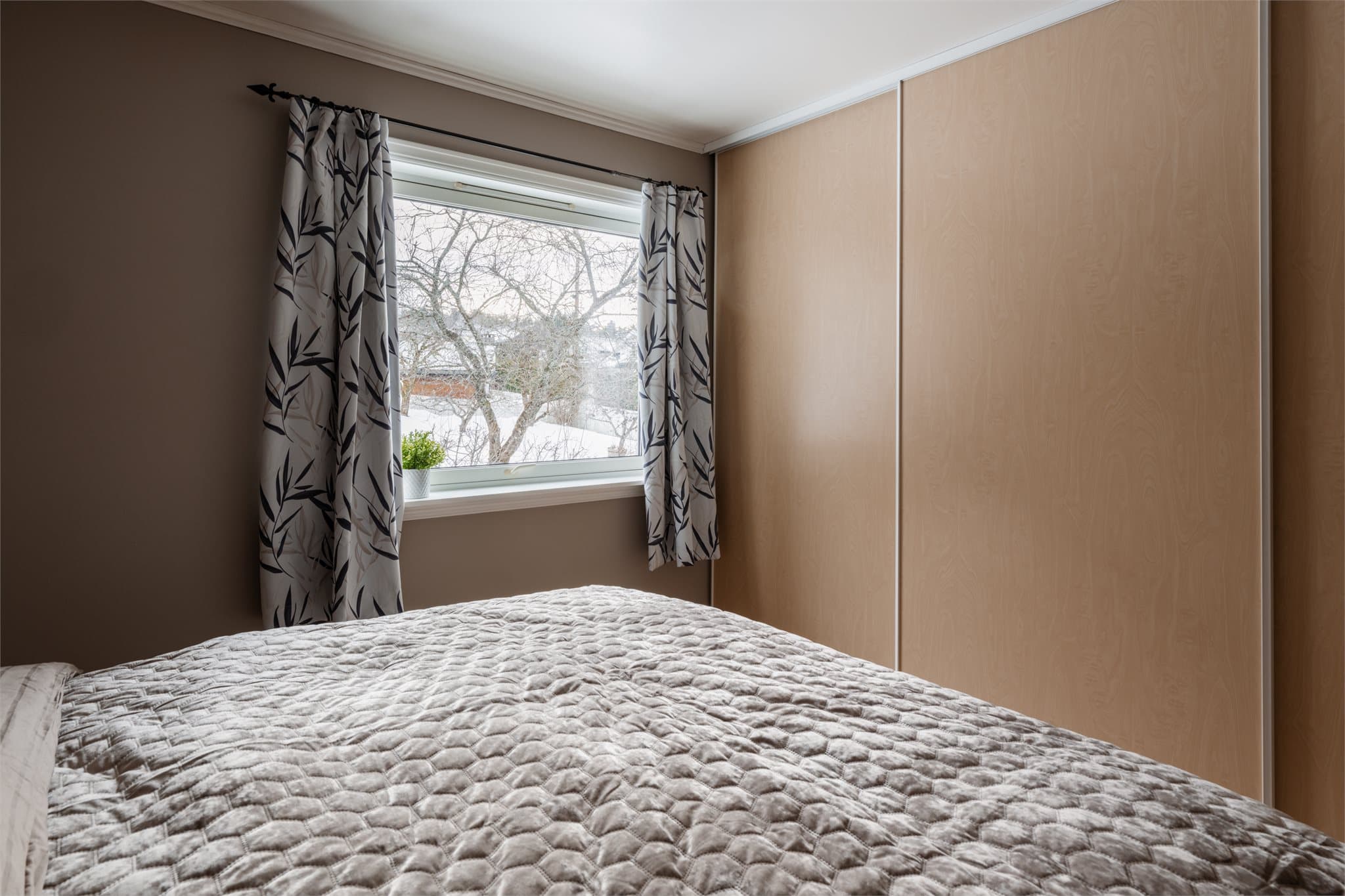 Skyvedørsgarderoben sørger for god lagringsplass for både klær og sko.