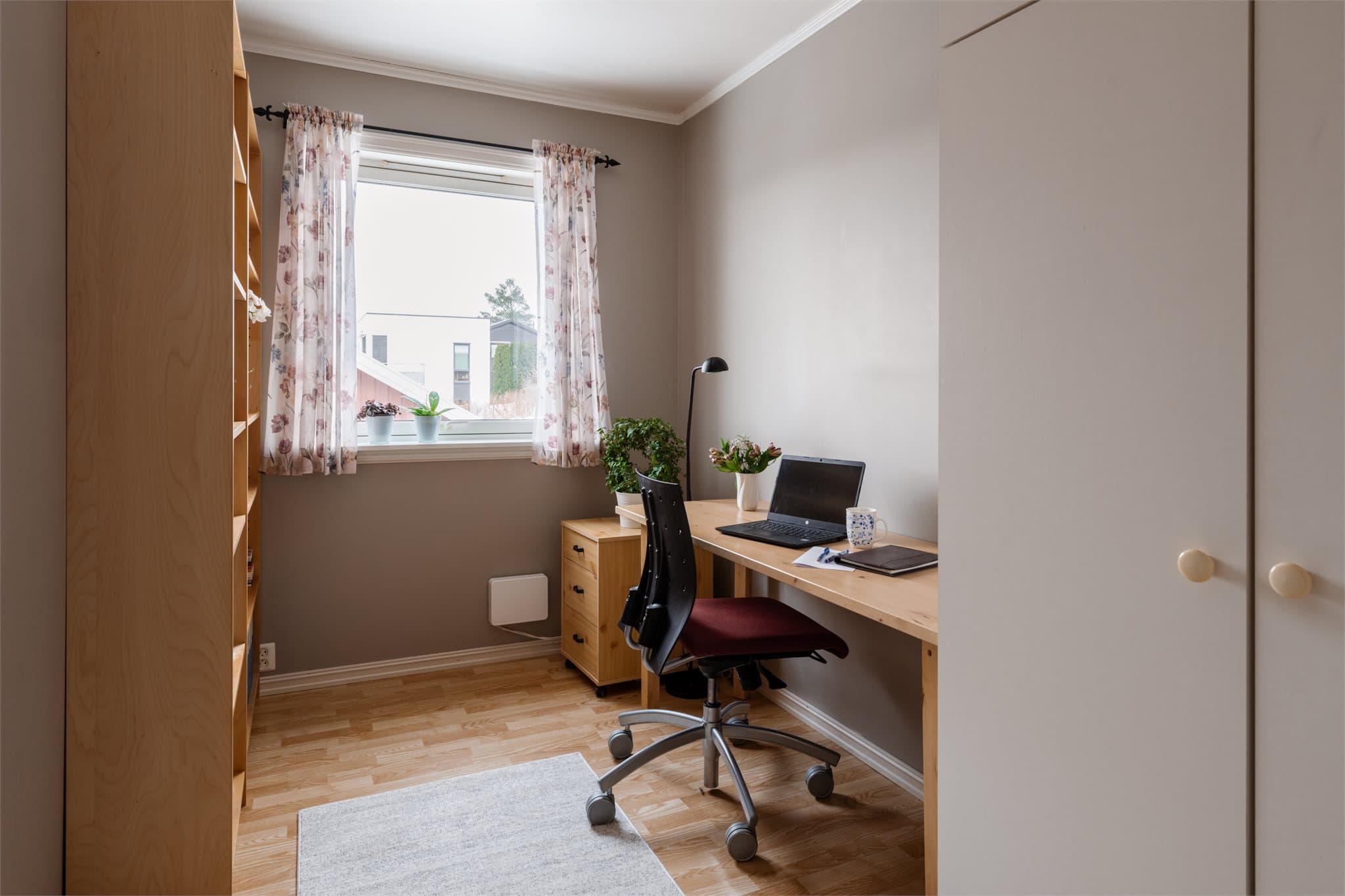 Videre et praktisk soverom som passer fint som gjesterom eller kontor.