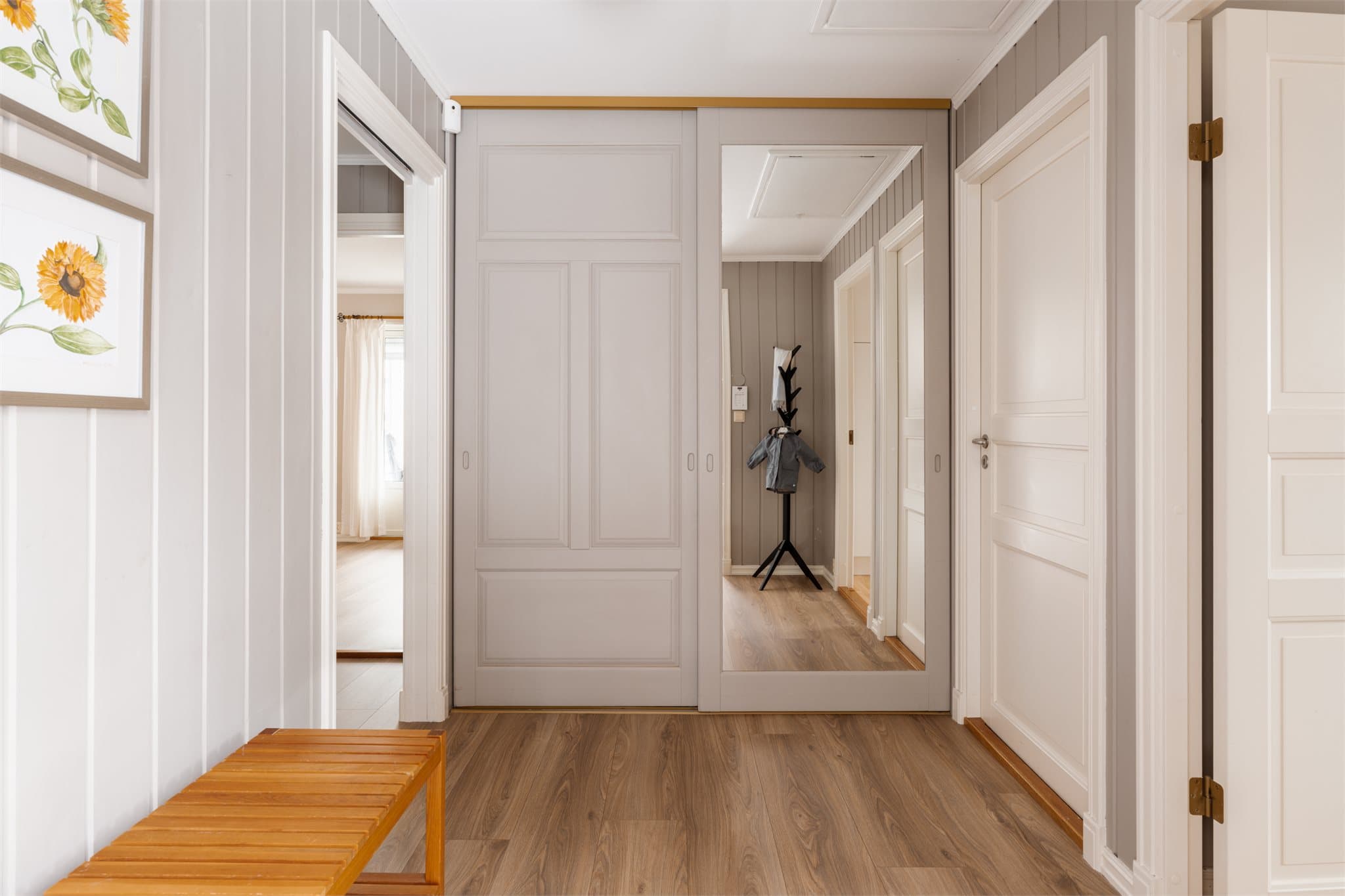 Inngangsparti i hovedetasjen med romslig garderobeskap.