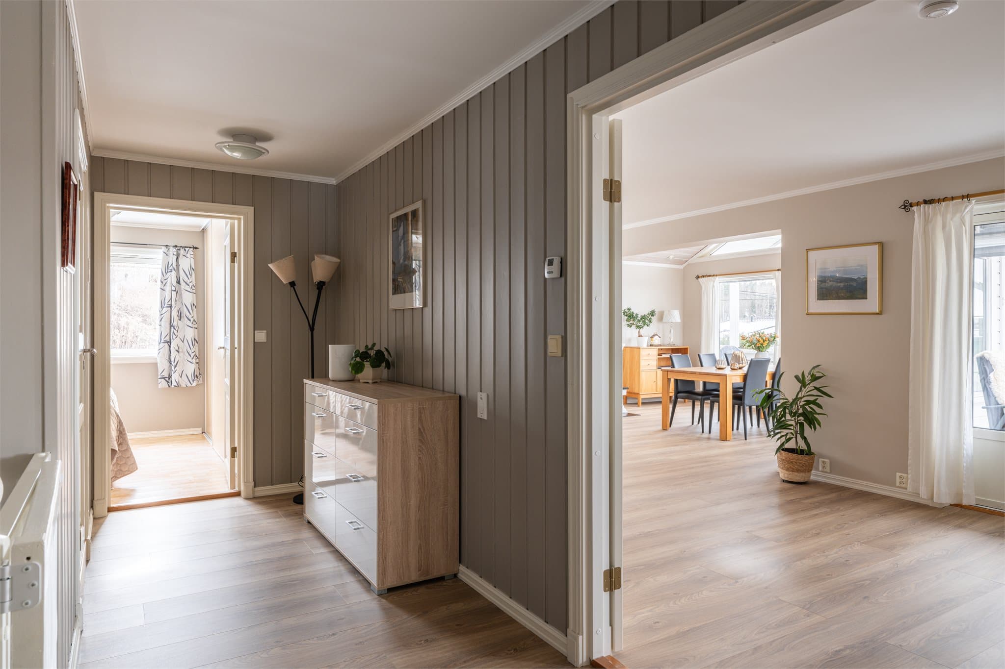 Hovedetasjen byr også på to soverom, la oss ta en kikk.